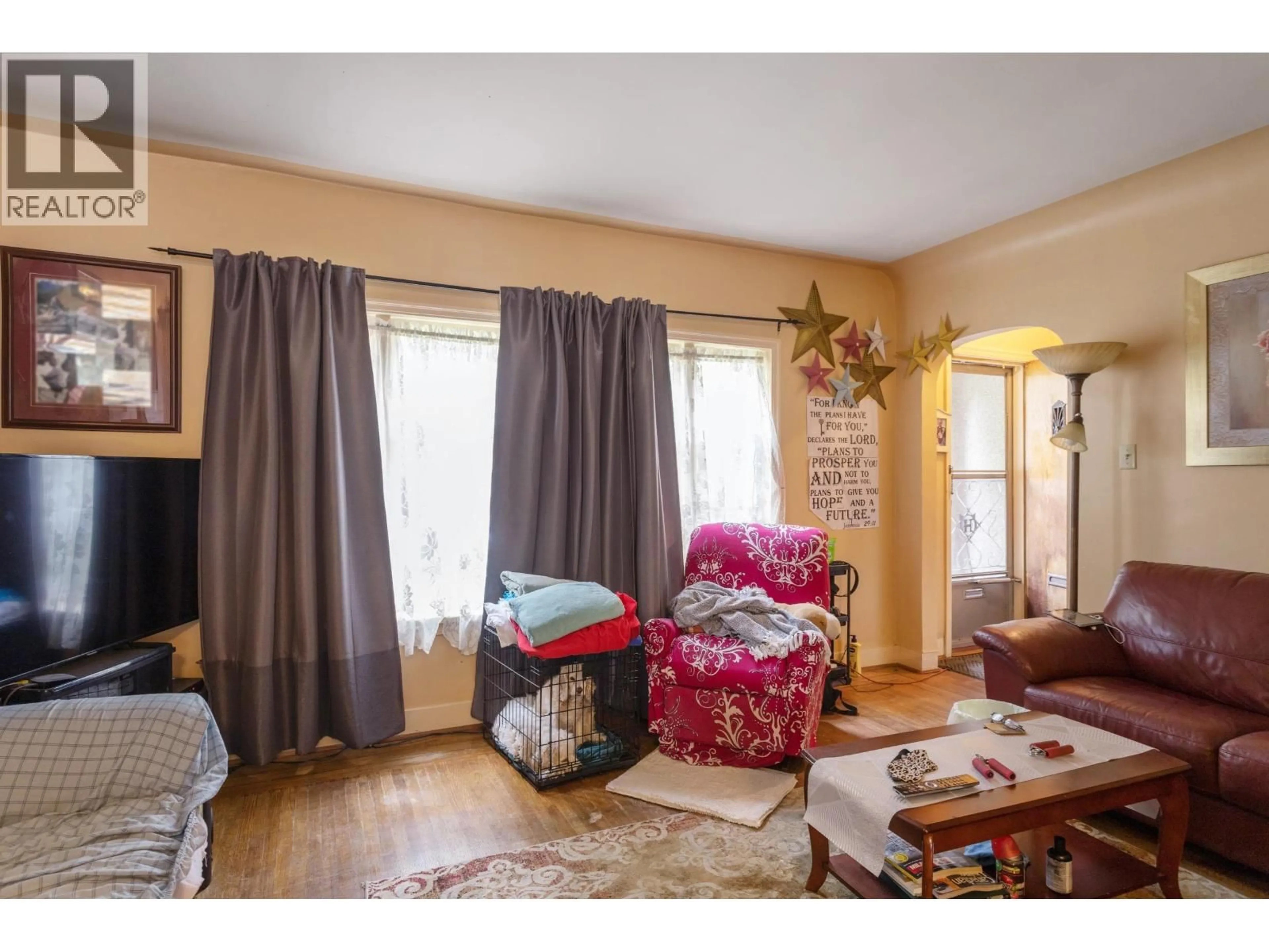 Living room with furniture, wood/laminate floor for 5454 MELBOURNE STREET, Vancouver British Columbia V5R4L7