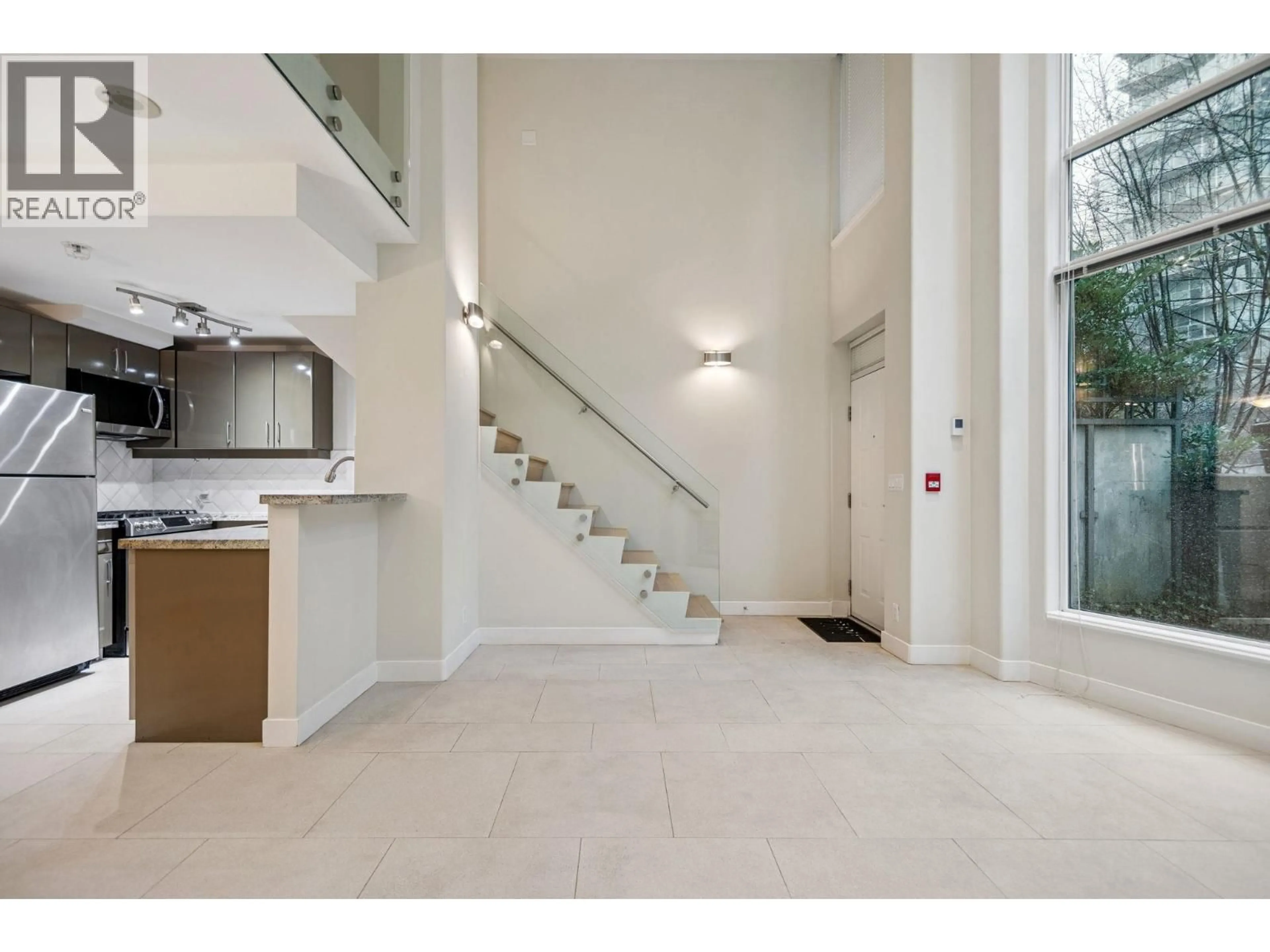 Indoor foyer for 621 JERVIS STREET, Vancouver British Columbia V6E3M5