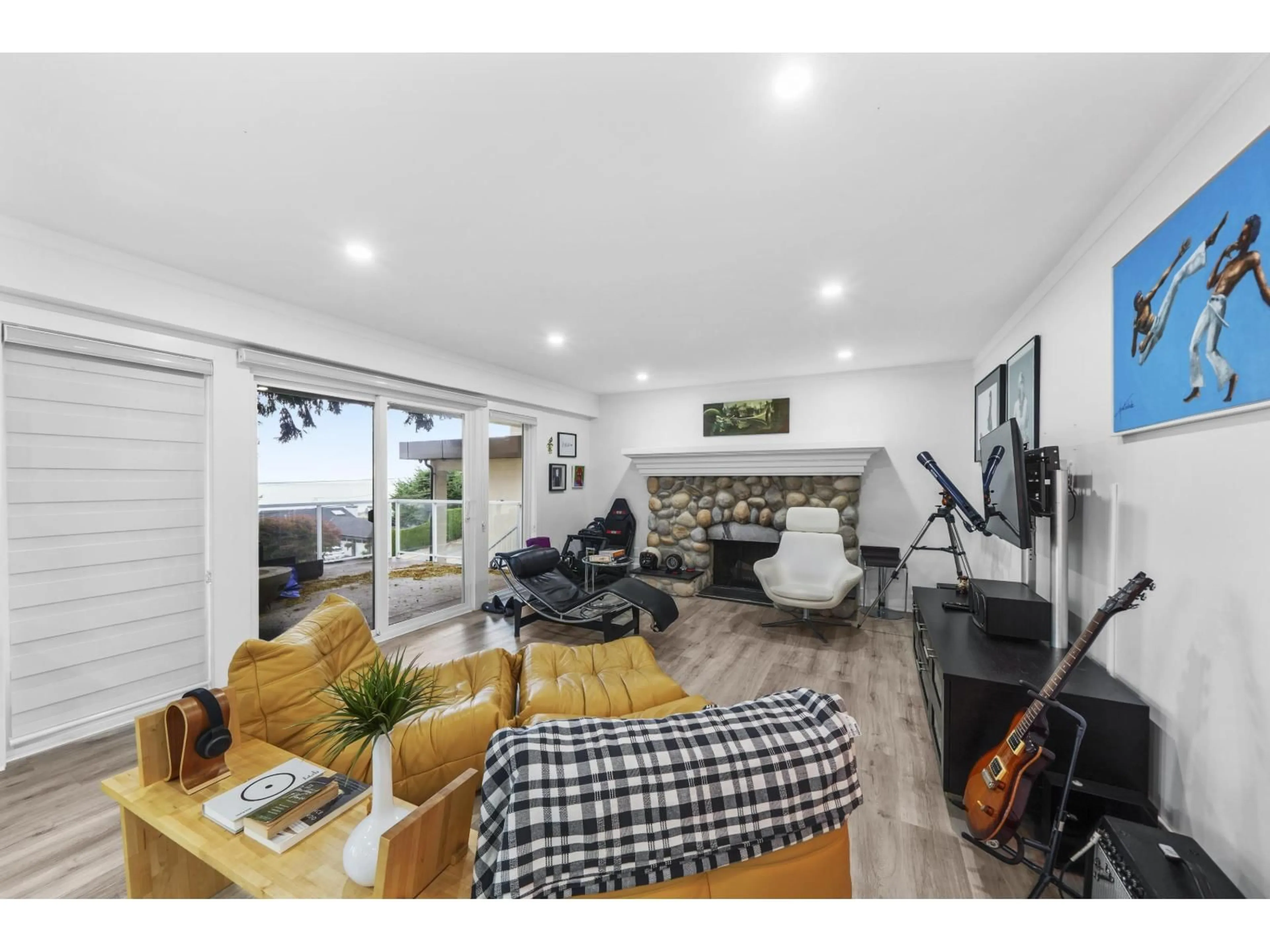 Living room with furniture, wood/laminate floor for 13179 MARINE DRIVE, Surrey British Columbia V4A1E6