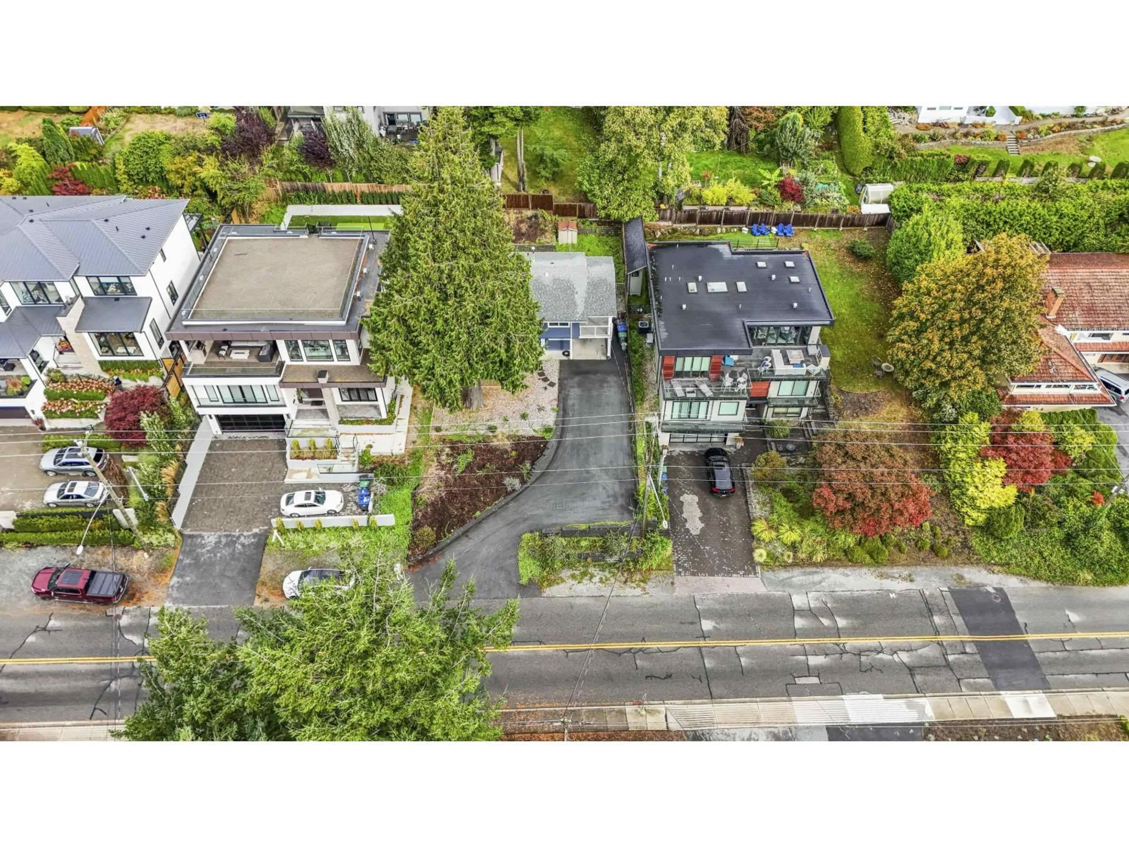 A pic from outside/outdoor area/front of a property/back of a property/a pic from drone, street for 13179 MARINE DRIVE, Surrey British Columbia V4A1E6