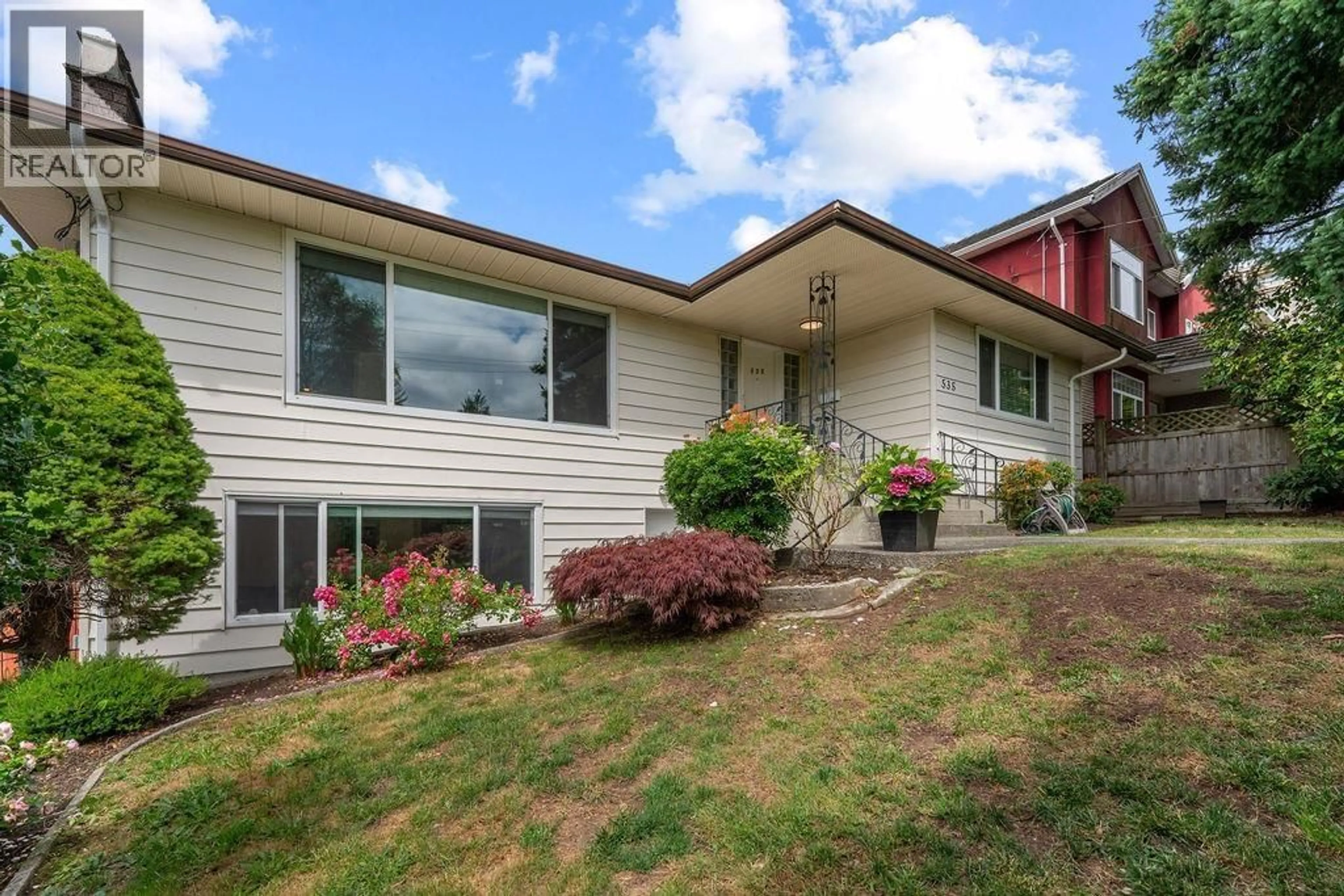 Home with vinyl exterior material, unknown for 535 HOLDOM AVENUE, Burnaby British Columbia V5B3V3