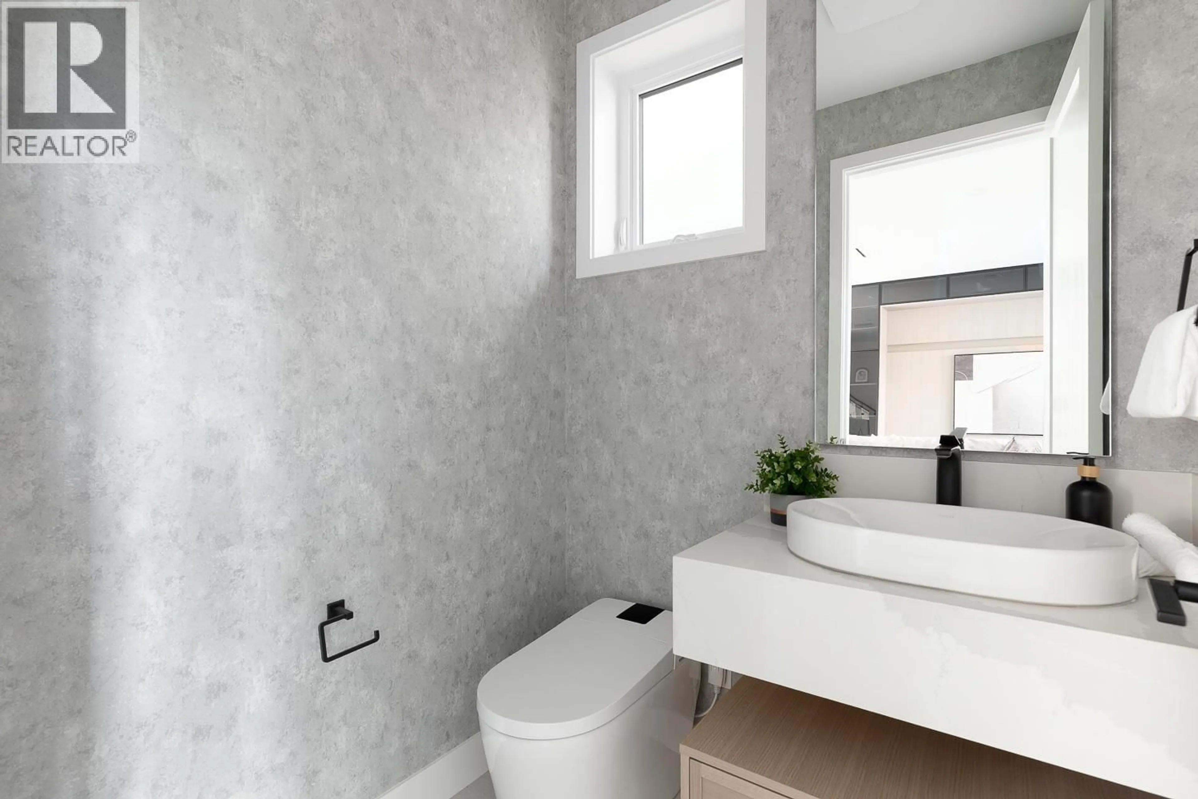 Contemporary bathroom, ceramic/tile floor for 1 - 5969 GRANVILLE STREET, Vancouver British Columbia V6M3C9
