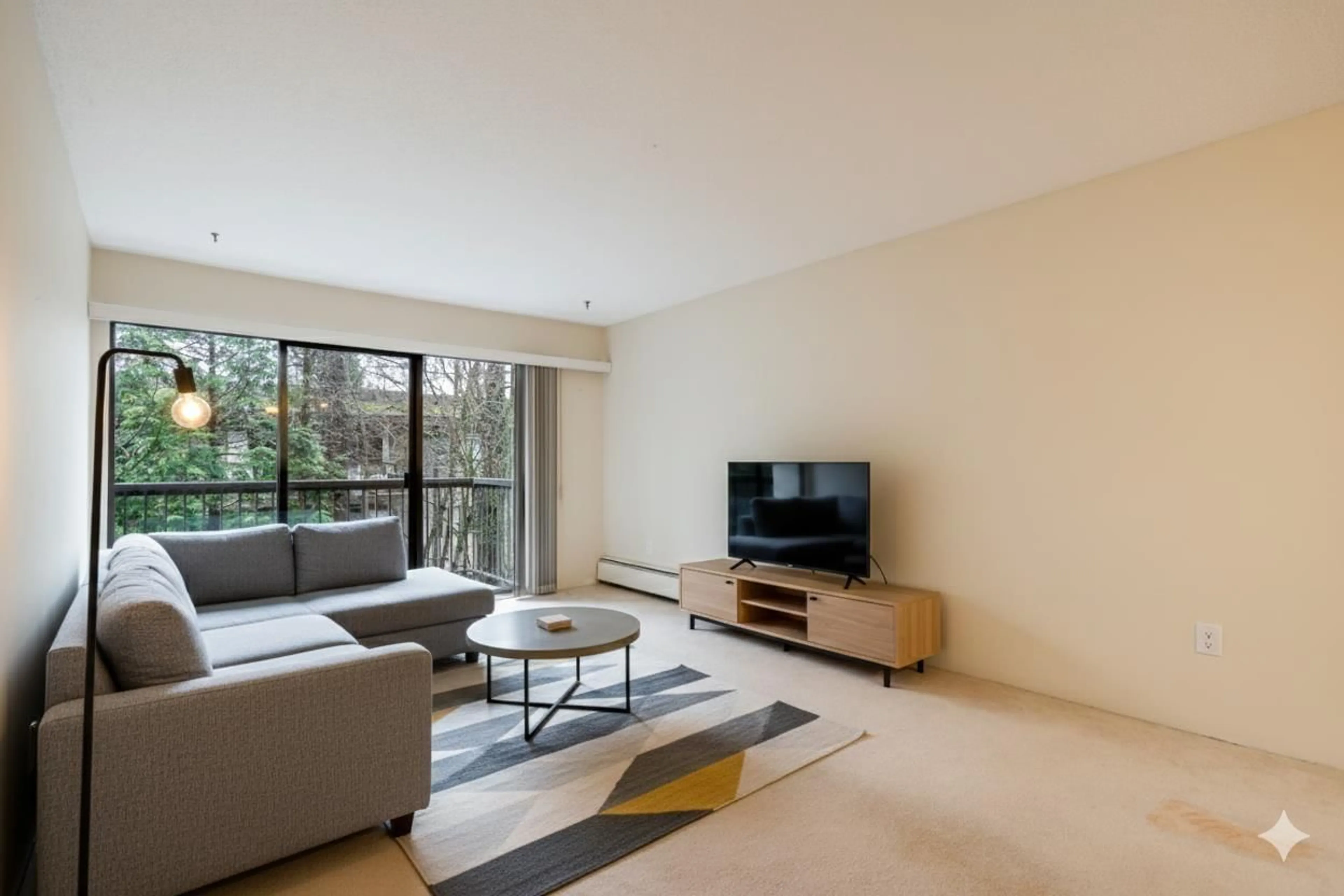 Living room with furniture, unknown for 208 - 15020 NORTH BLUFF ROAD, White Rock British Columbia V4B5A4