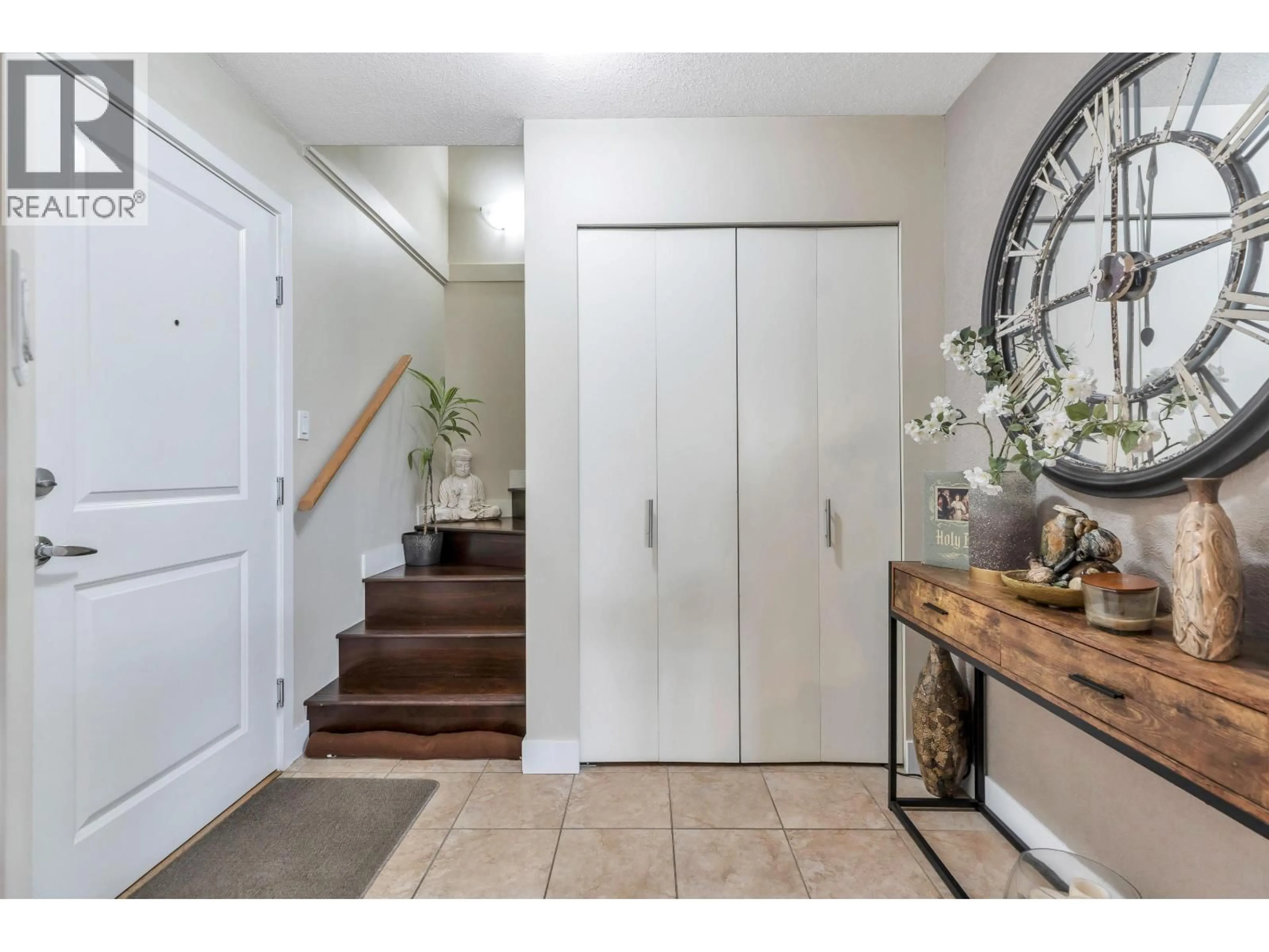 Indoor entryway for 414 - 19677 MEADOW GARDENS WAY, Pitt Meadows British Columbia V3Y0A2