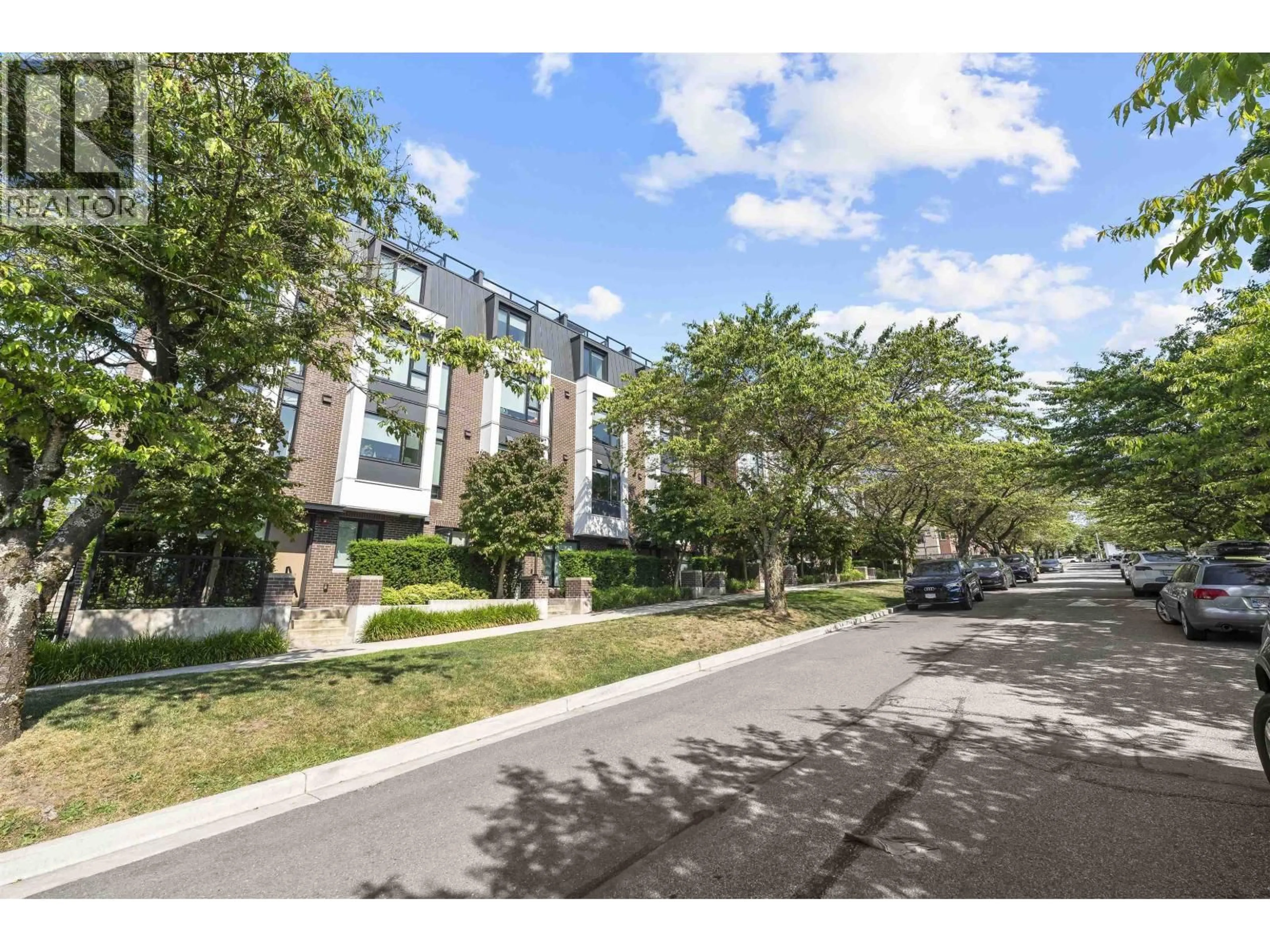 A pic from outside/outdoor area/front of a property/back of a property/a pic from drone, street for 7605 YUKON STREET, Vancouver British Columbia V5X2Y4