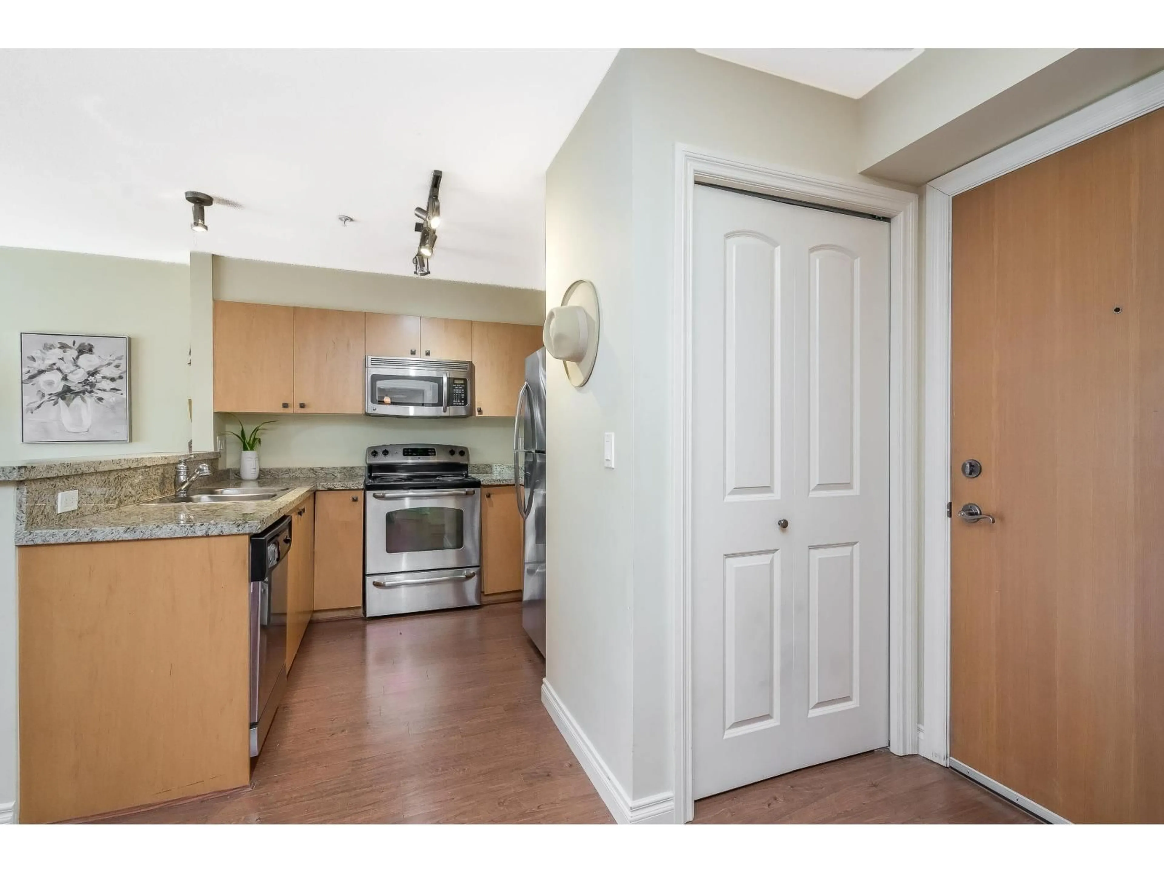 Standard kitchen, unknown for 412 - 8717 160 STREET, Surrey British Columbia V4N5X7
