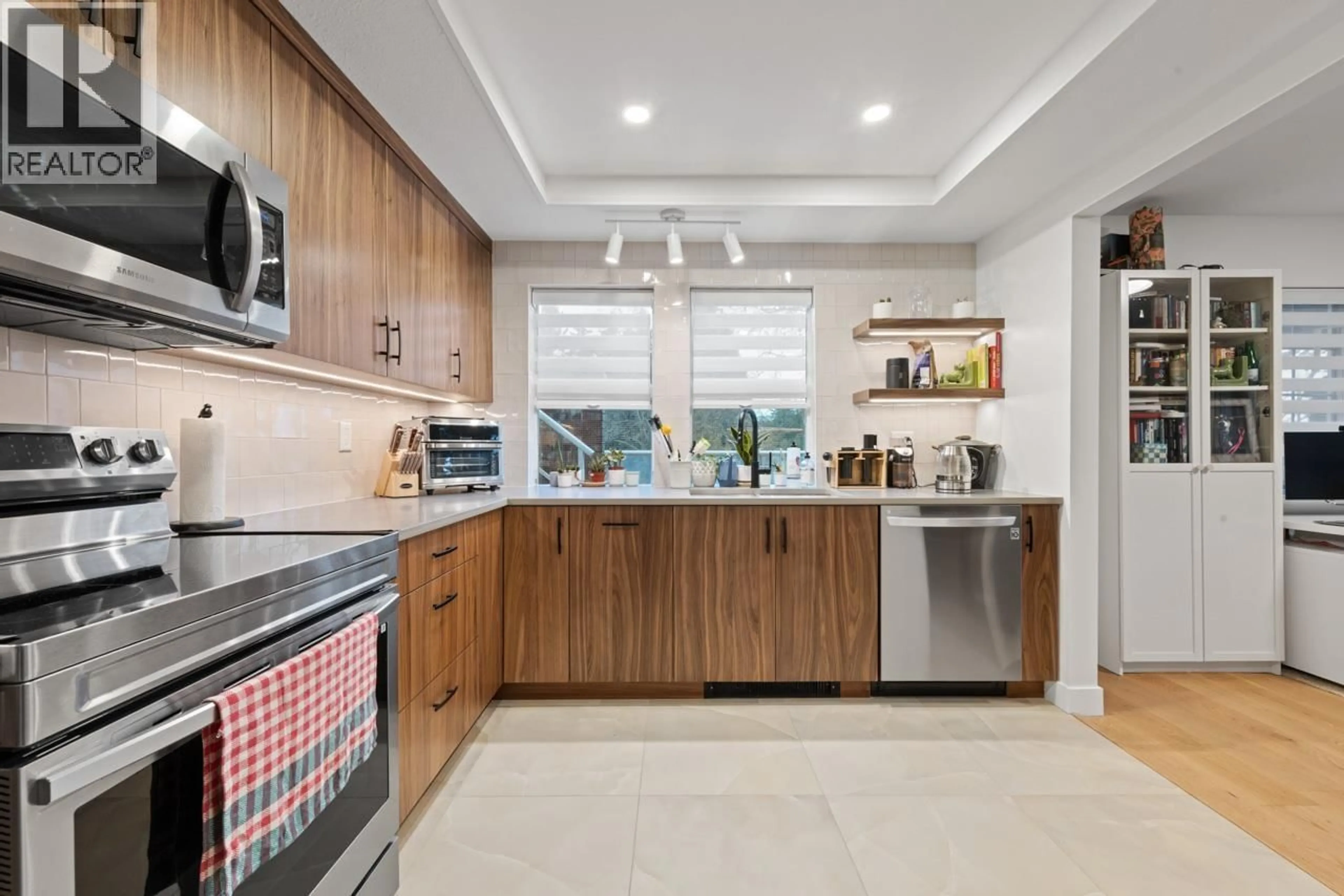 Contemporary kitchen, ceramic/tile floor for 203 - 3401 CURLE AVENUE, Burnaby British Columbia V7S1M7