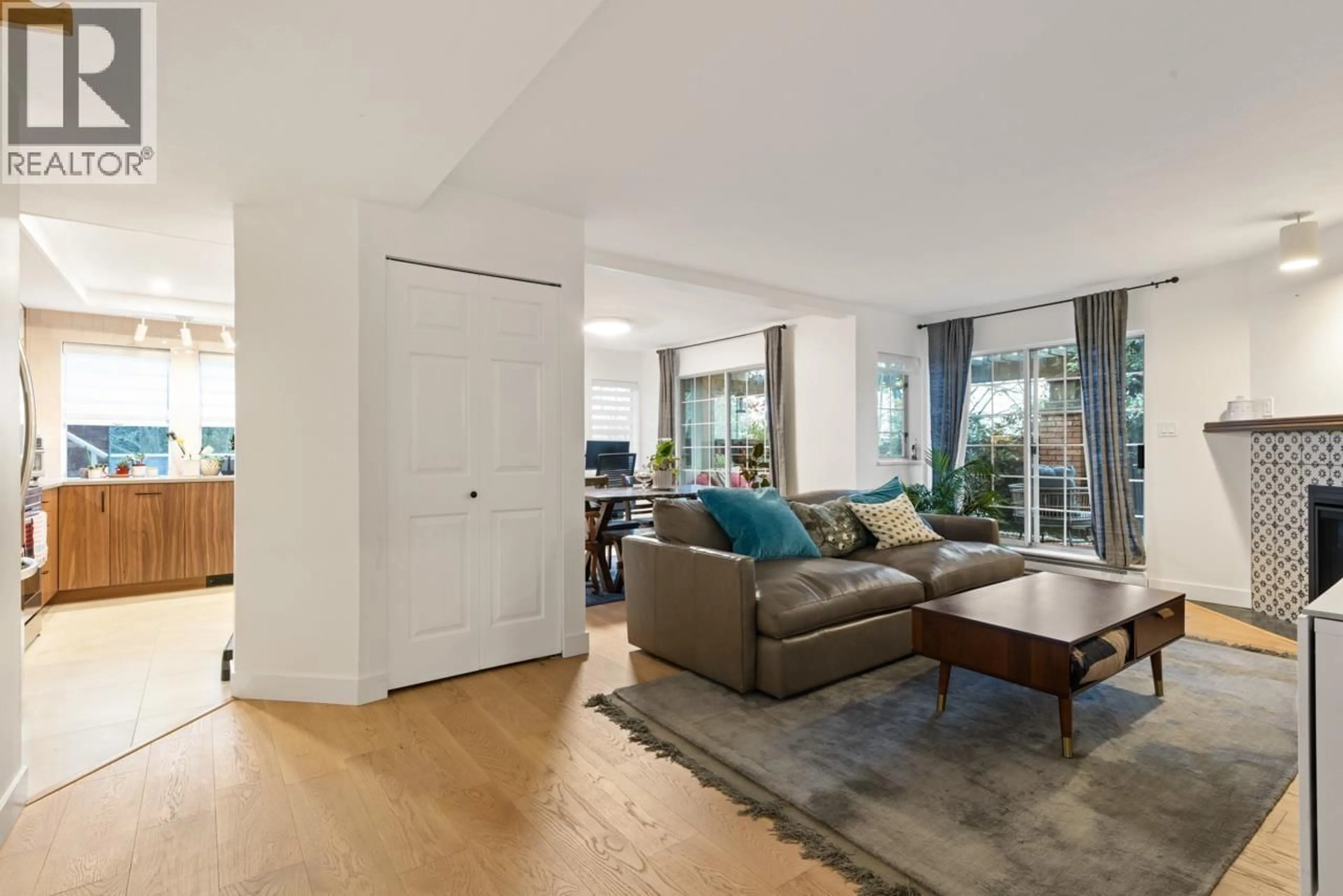 Living room with furniture, unknown for 203 - 3401 CURLE AVENUE, Burnaby British Columbia V7S1M7