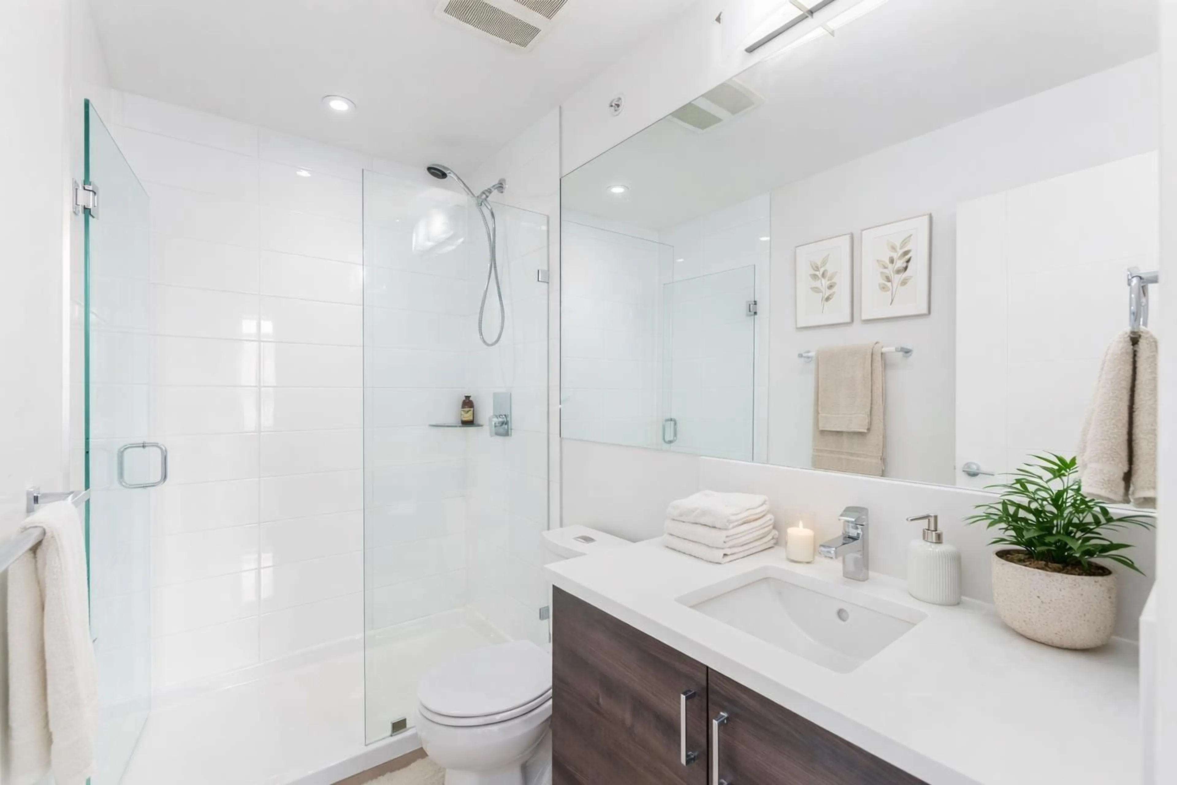 Standard bathroom, ceramic/tile floor for 410 - 13919 FRASER HIGHWAY, Surrey British Columbia V3T4E6