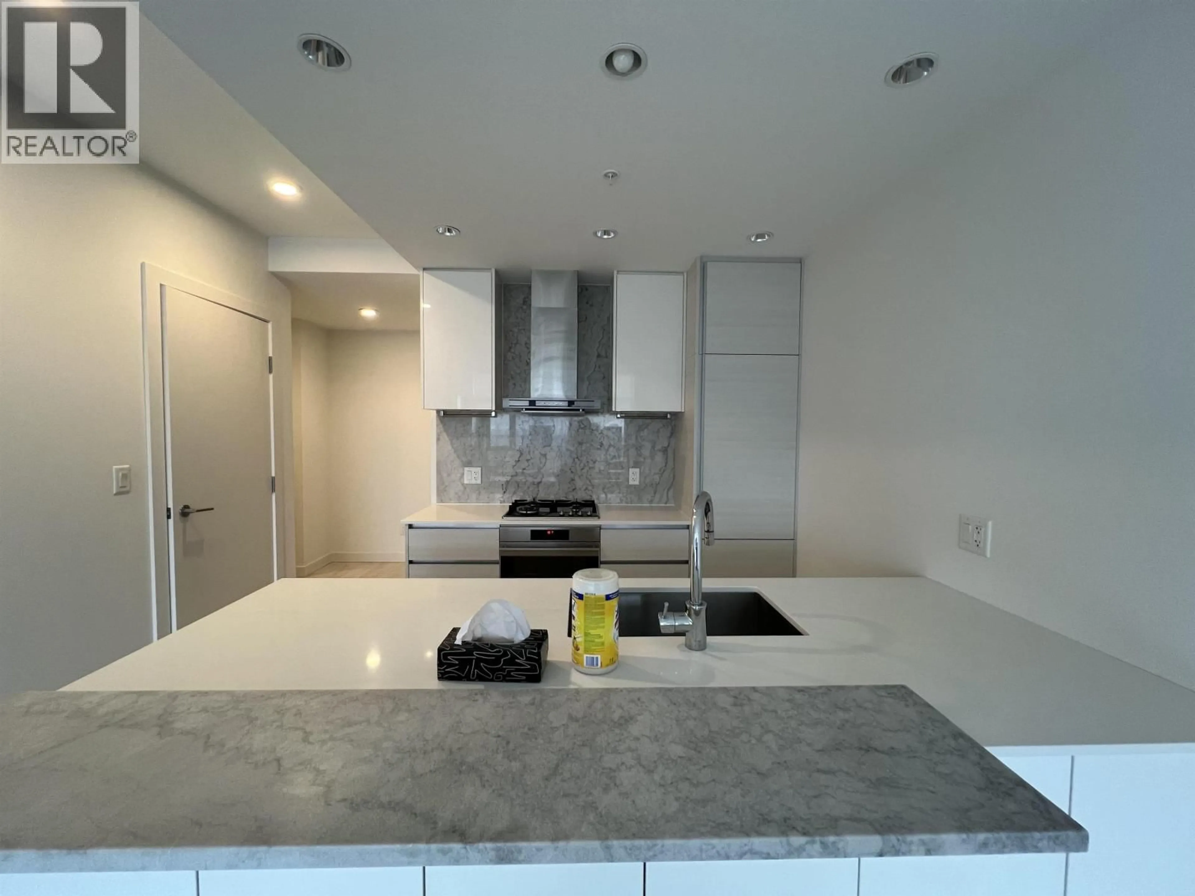 Open concept kitchen, ceramic/tile floor for 3801 - 6098 STATION STREET, Burnaby British Columbia V5H0H4