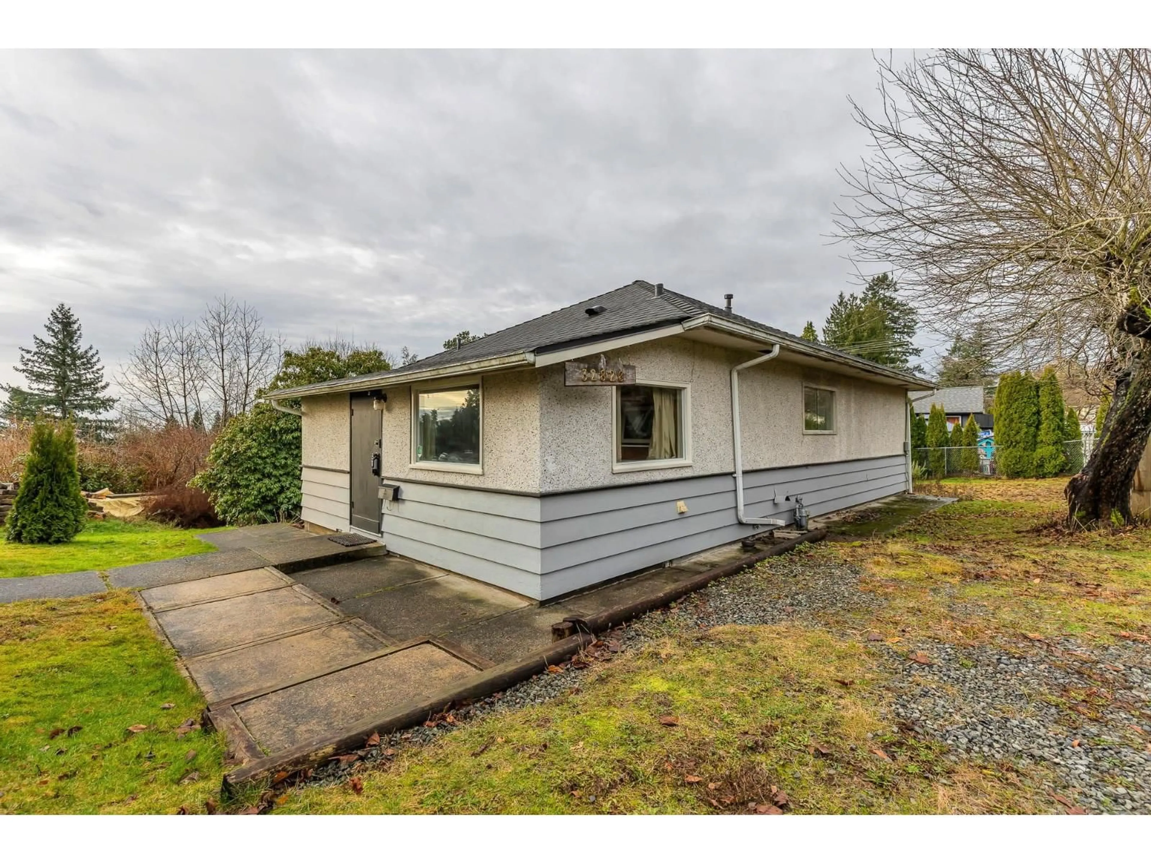 A pic from outside/outdoor area/front of a property/back of a property/a pic from drone, unknown for 32828 12 AVENUE, Mission British Columbia V2V2M6