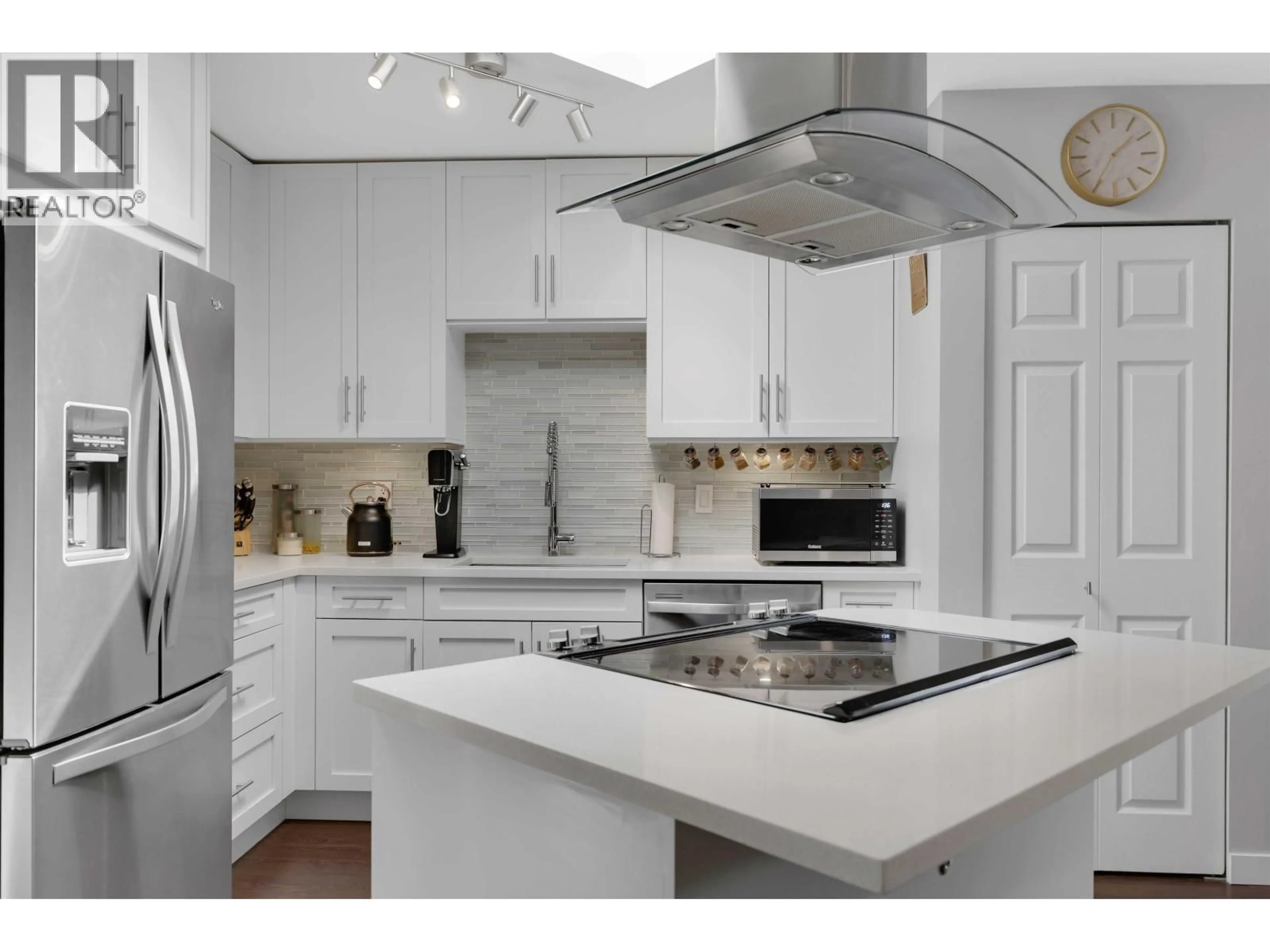 Contemporary kitchen, unknown for B309 - 40120 WILLOW CRESCENT, Squamish British Columbia V8B0L7