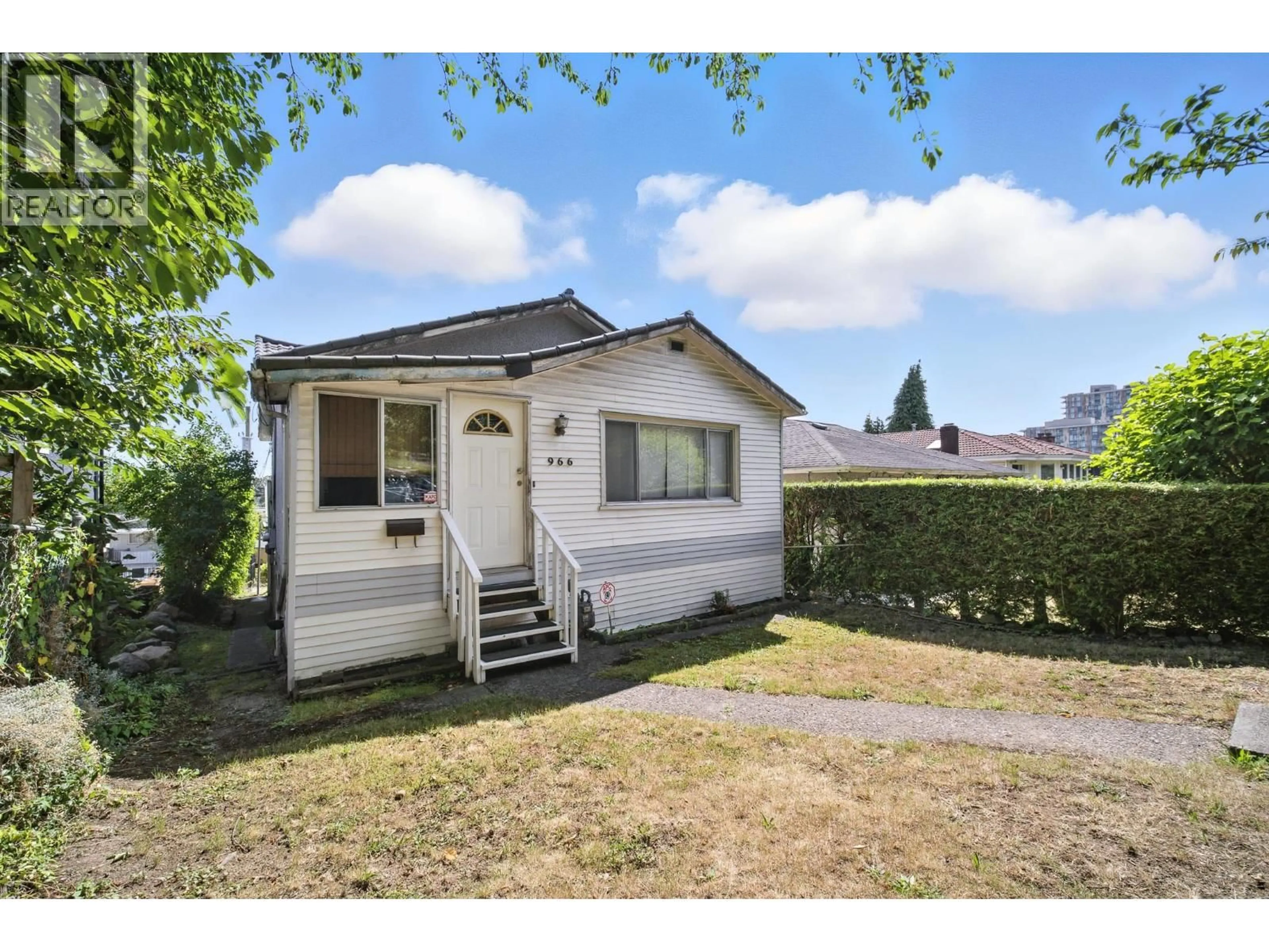 A pic from outside/outdoor area/front of a property/back of a property/a pic from drone, street for 966 64TH AVENUE, Vancouver British Columbia V5X2N4