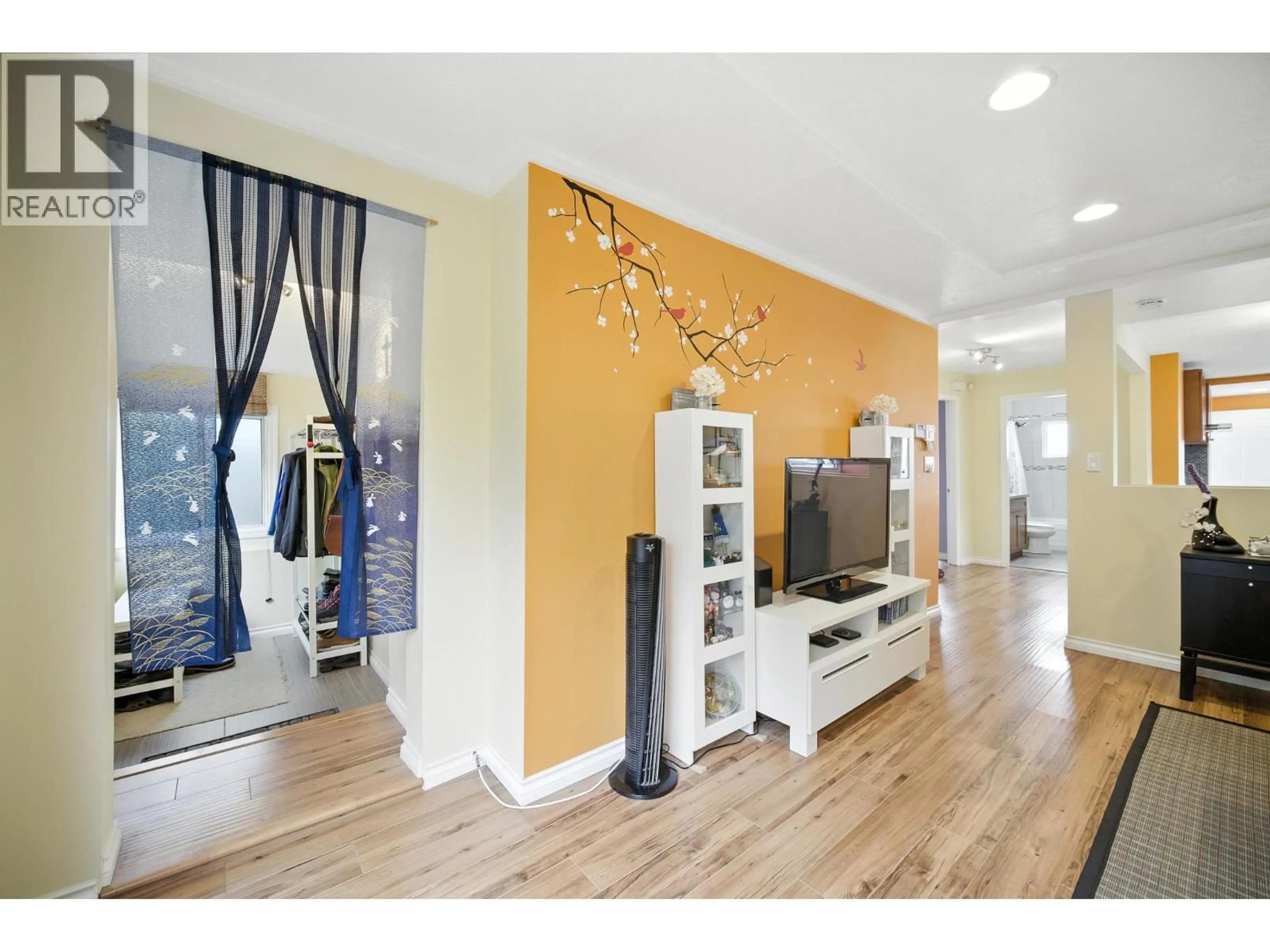 Indoor entryway for 966 64TH AVENUE, Vancouver British Columbia V5X2N4