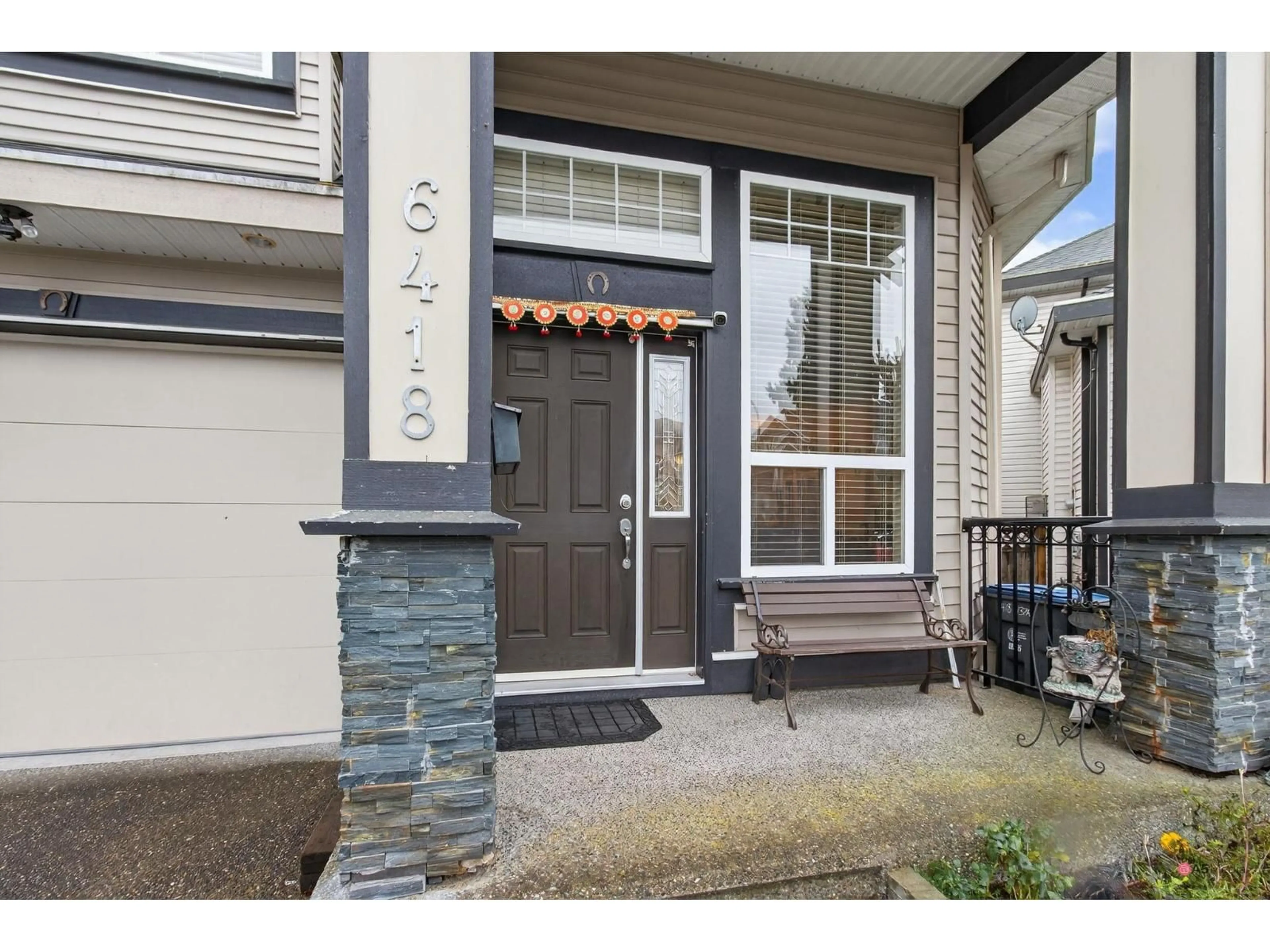 Indoor entryway for 6418 137A STREET, Surrey British Columbia V3W1S6