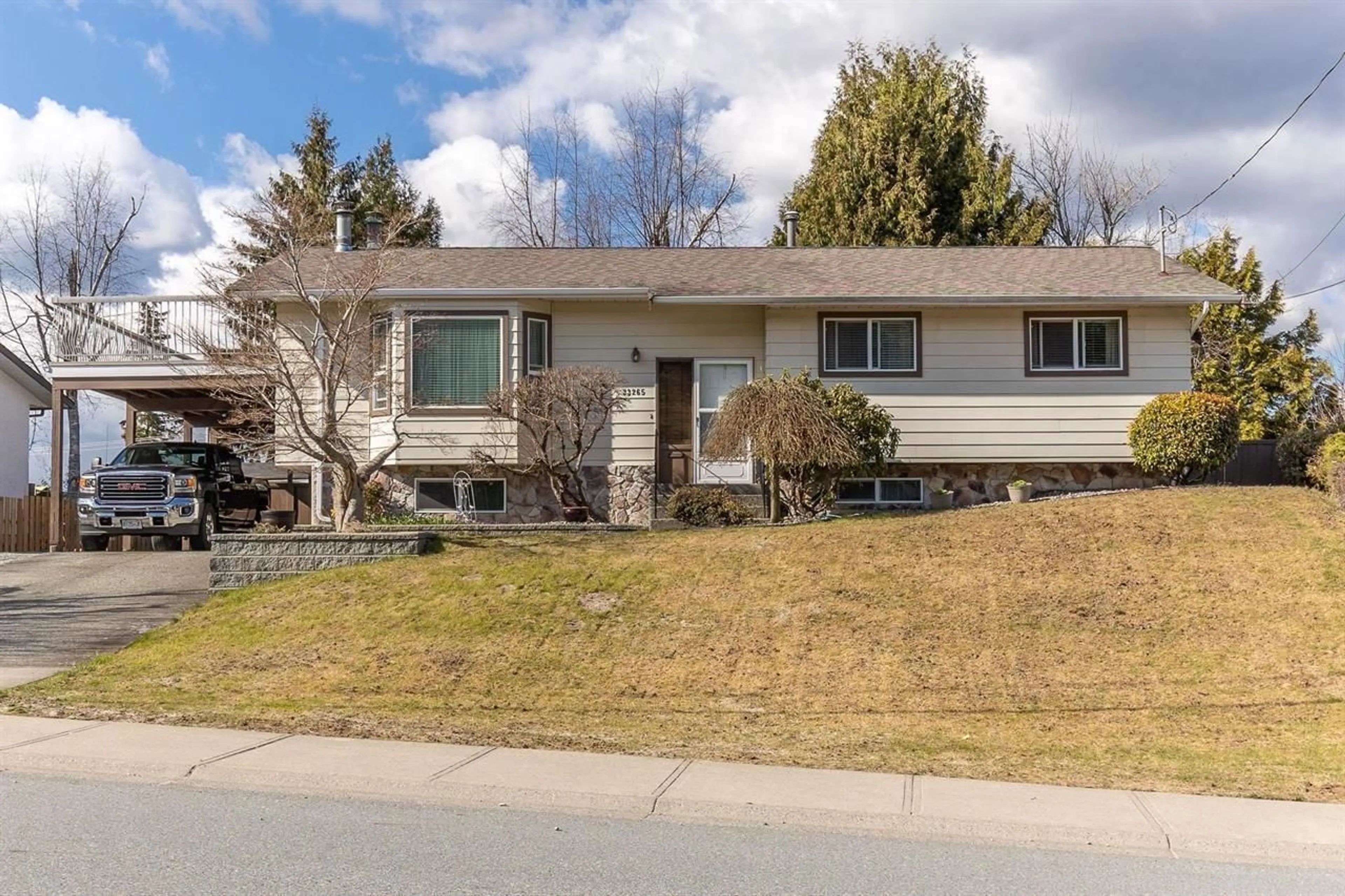 Home with vinyl exterior material, street for 33265 HAWTHORNE AVENUE, Mission British Columbia V2V5B6