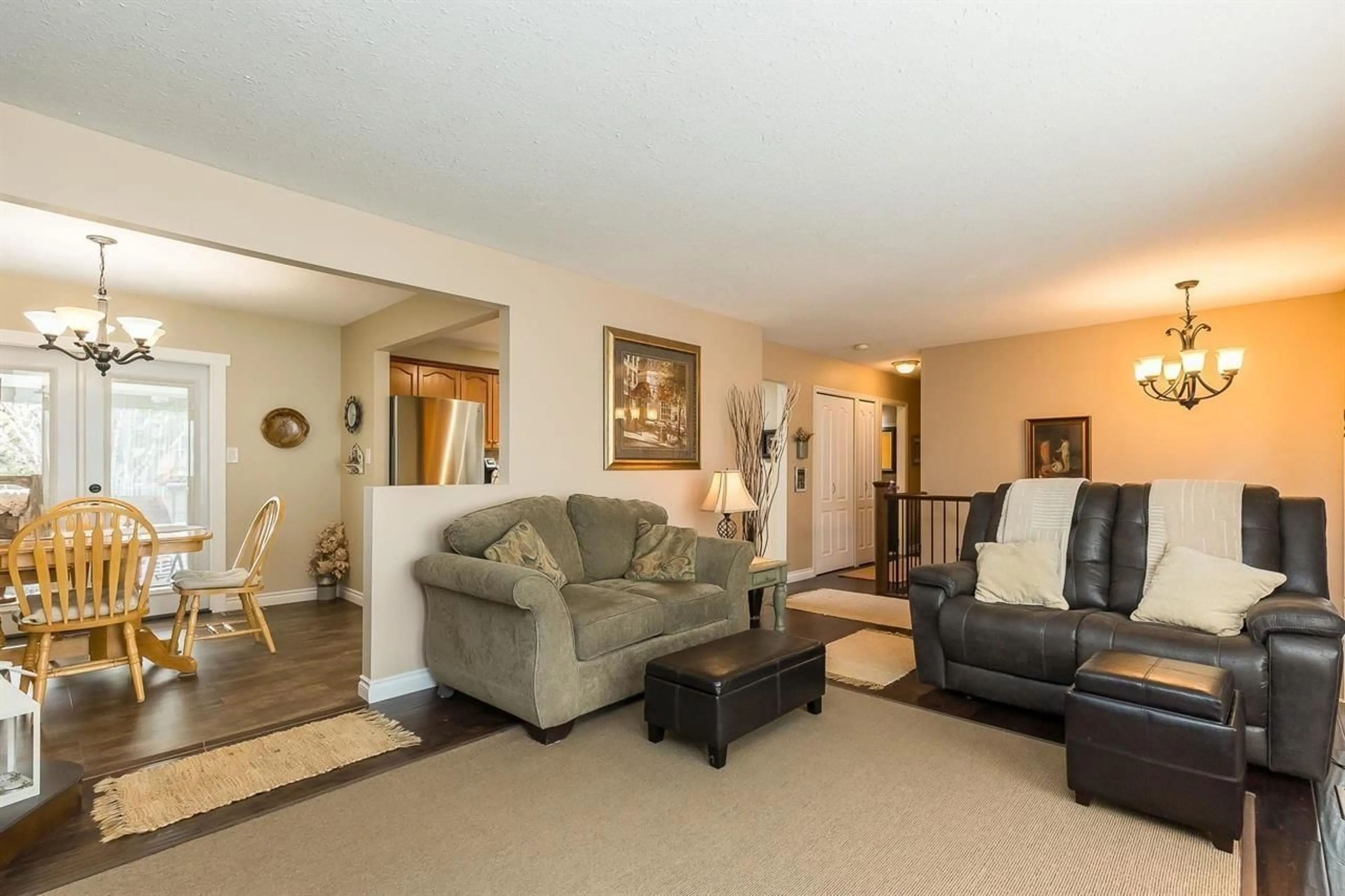 Living room with furniture, wood/laminate floor for 33265 HAWTHORNE AVENUE, Mission British Columbia V2V5B6