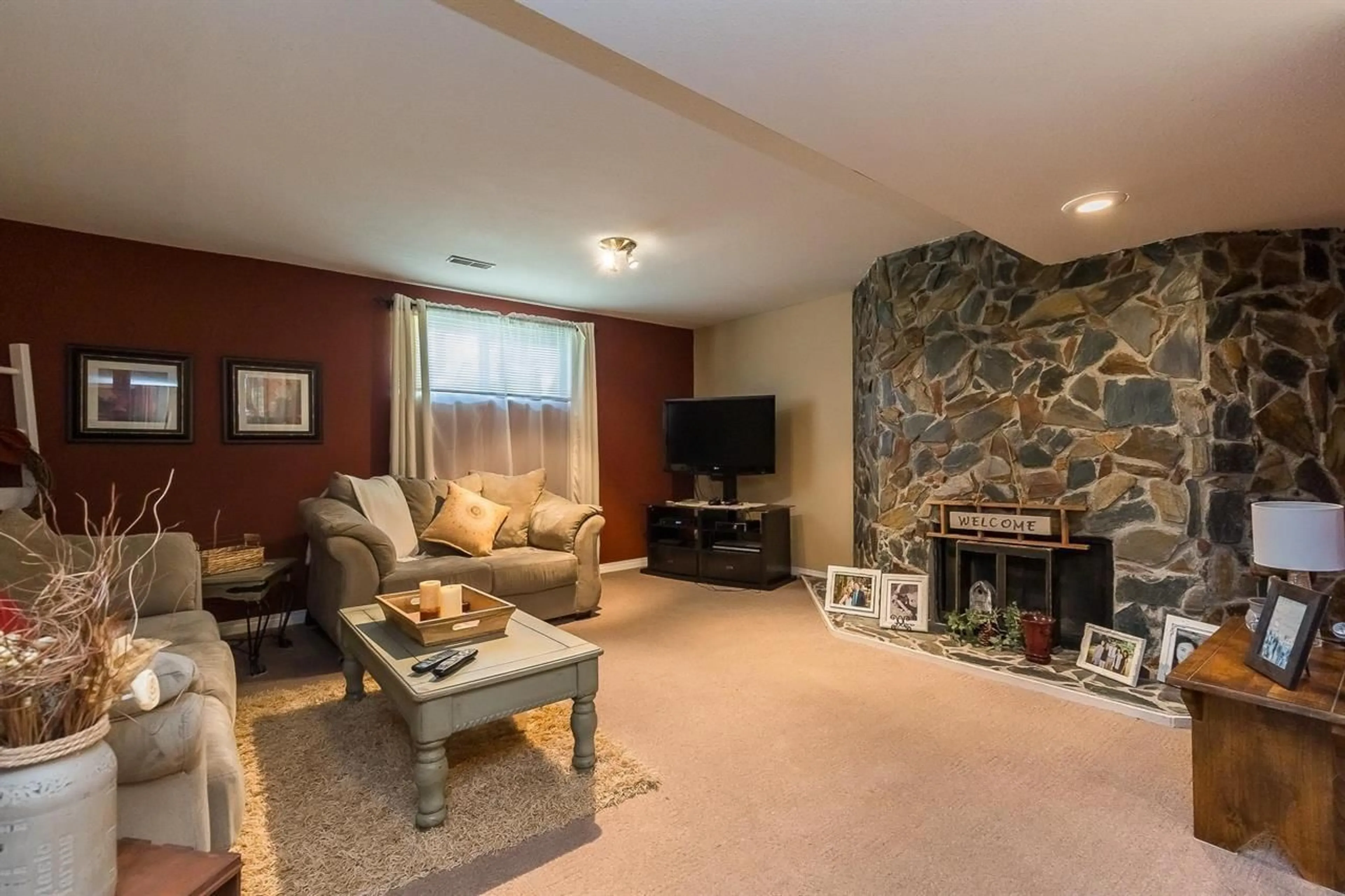 Living room with furniture, unknown for 33265 HAWTHORNE AVENUE, Mission British Columbia V2V5B6