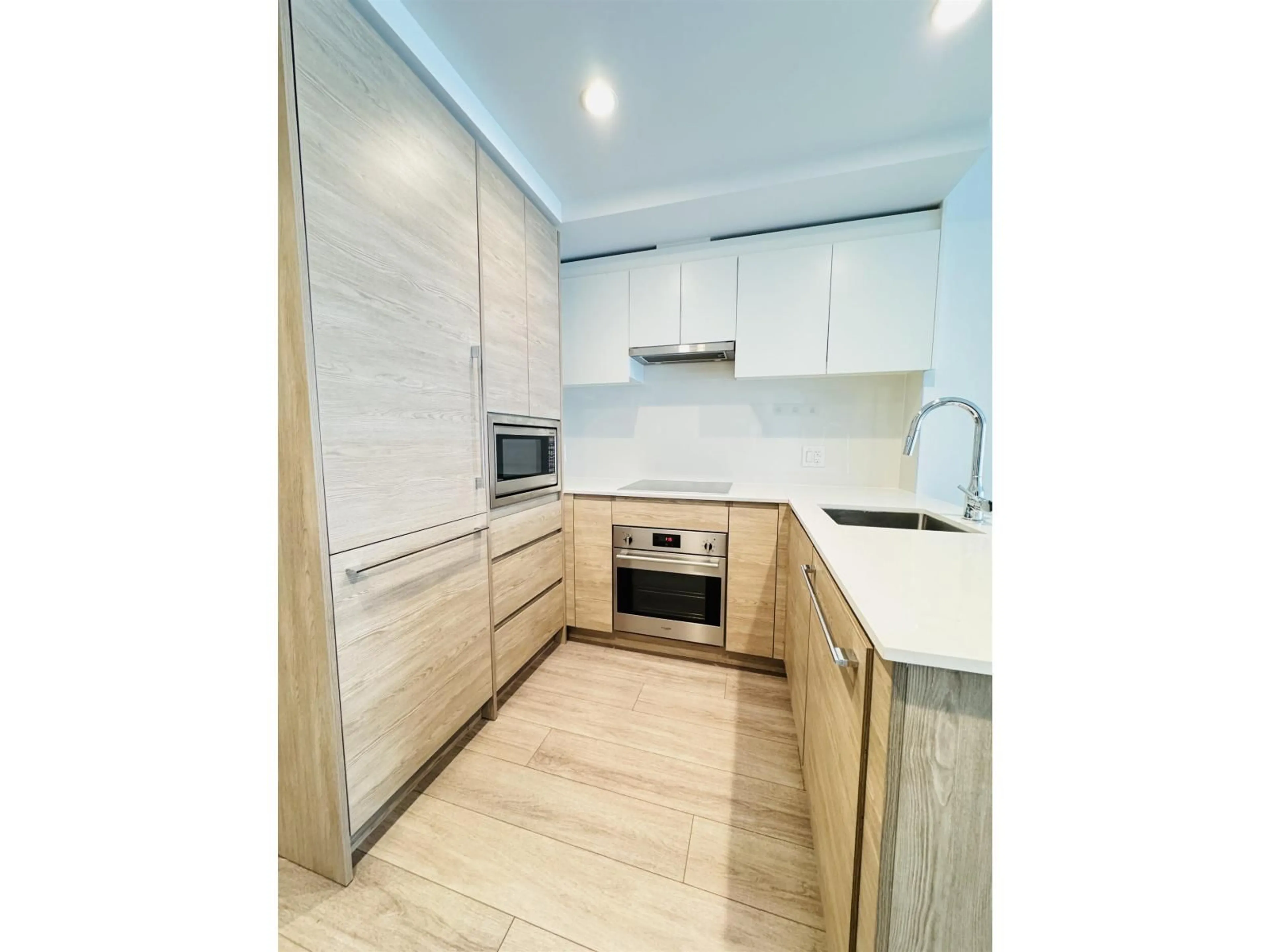 Standard kitchen, wood/laminate floor for 3102 - 13615 FRASER HIGHWAY, Surrey British Columbia V3T2V6