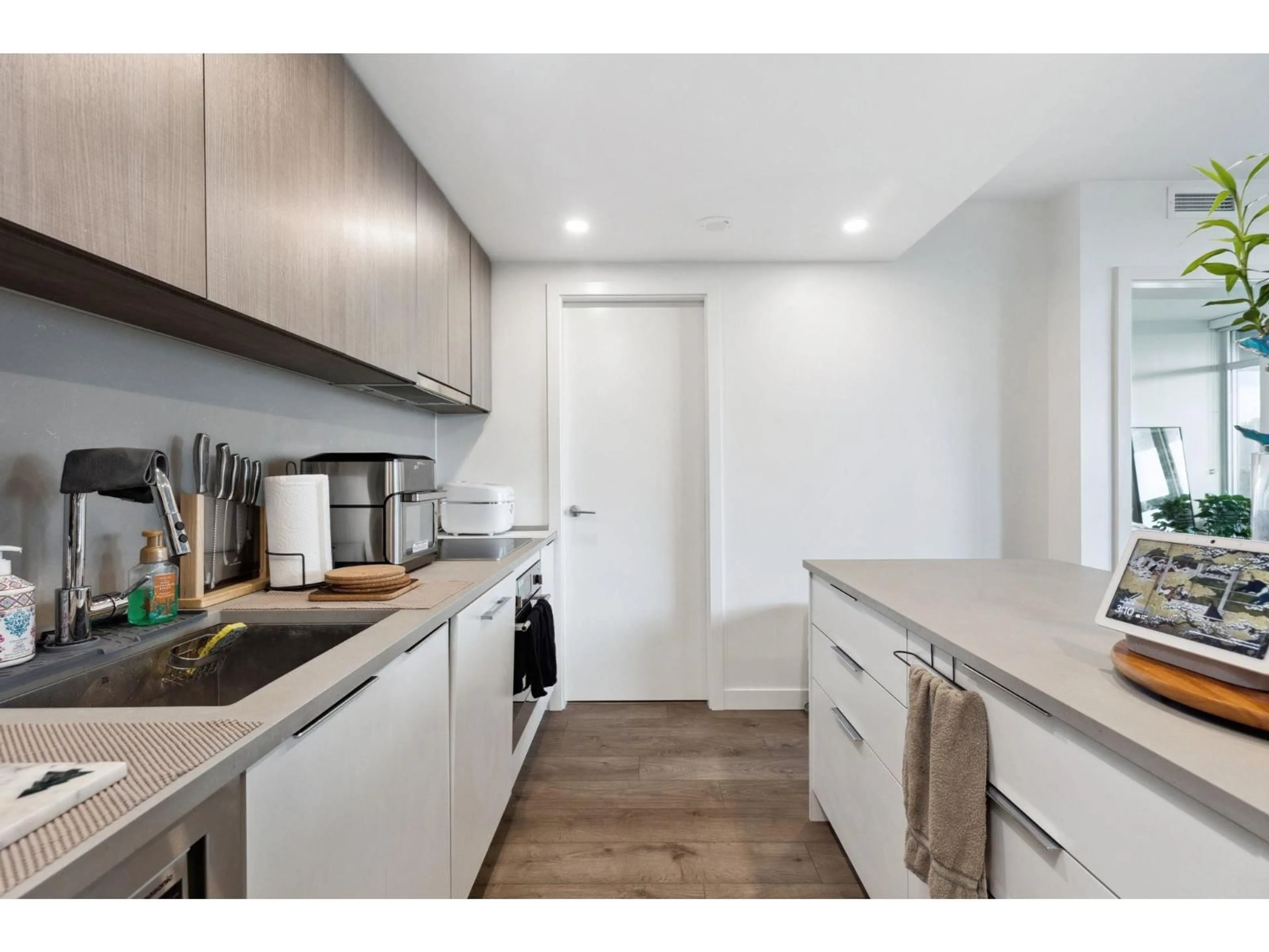 Standard kitchen, unknown for 1204 - 13318 104 AVENUE, Surrey British Columbia V3T0R2