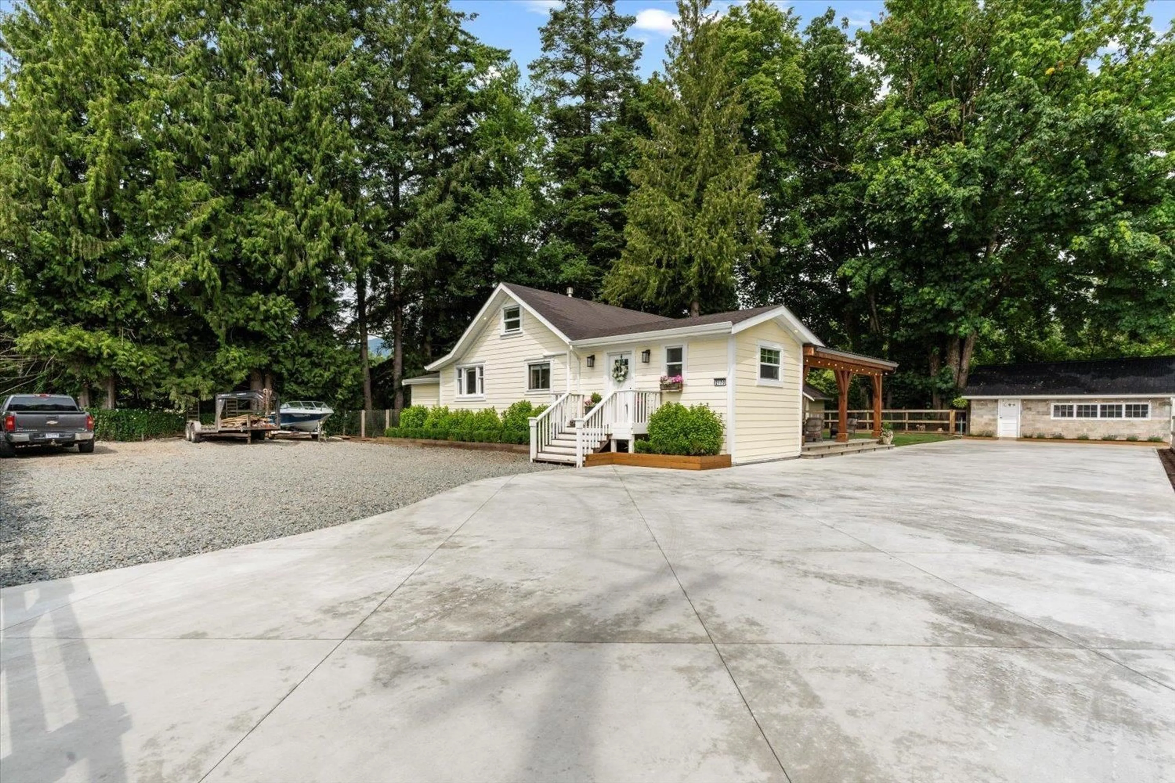 A pic from outside/outdoor area/front of a property/back of a property/a pic from drone, street for 2170 ASHTON ROAD, Agassiz British Columbia V0M1A1