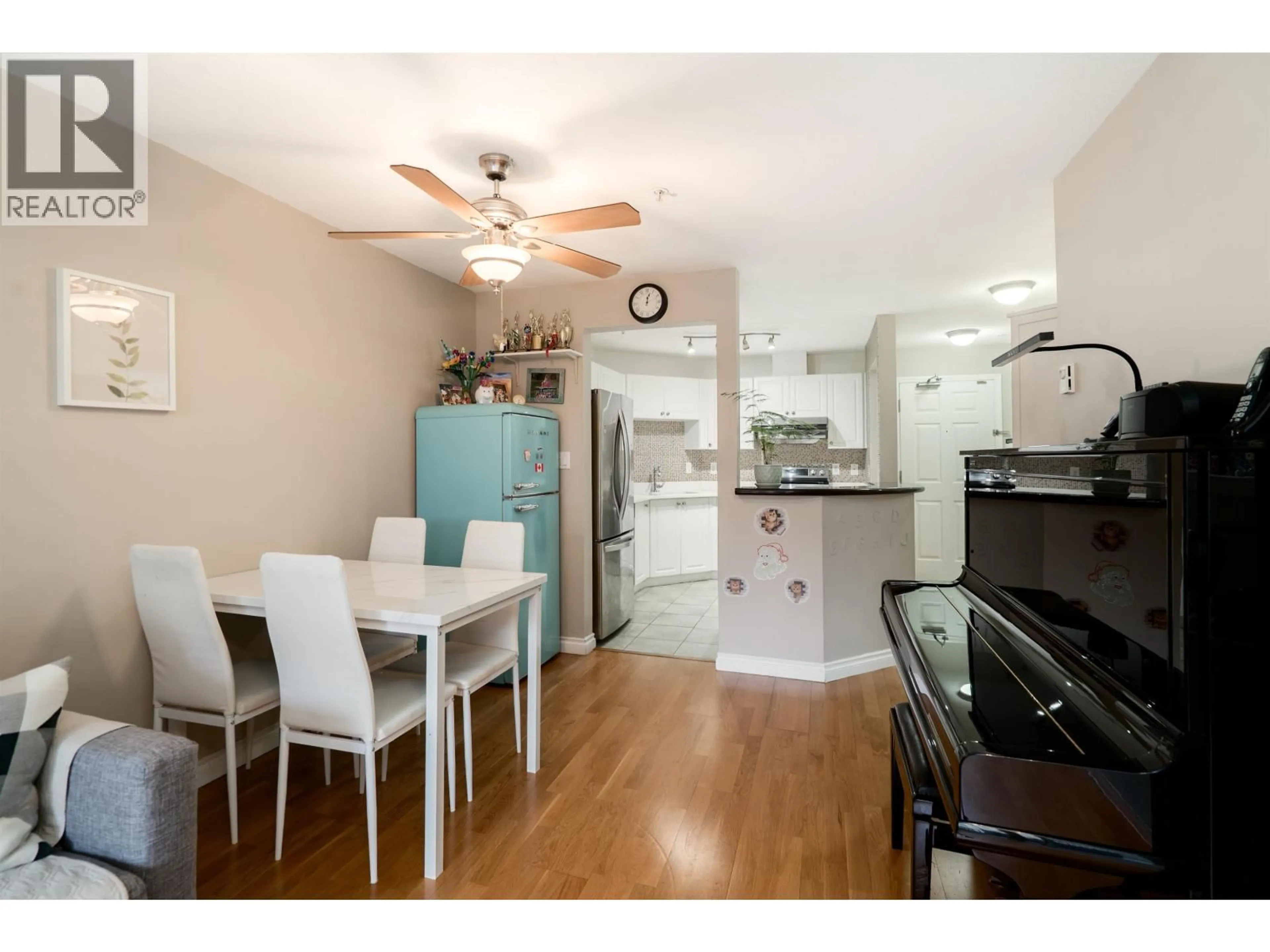 Open concept kitchen, wood/laminate floor for 101 - 519 TWELFTH STREET, New Westminster British Columbia V3M6V9