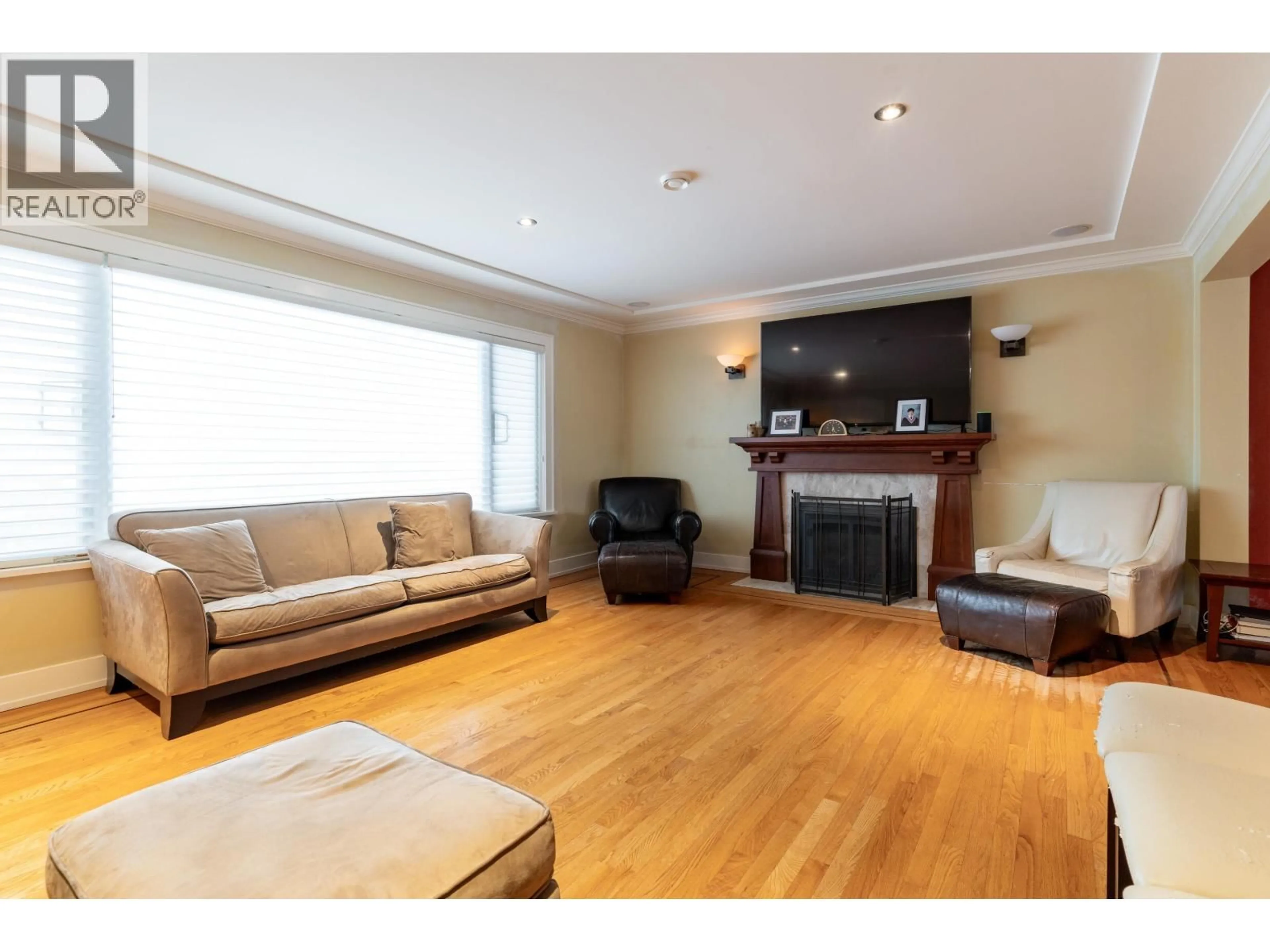 Living room with furniture, wood/laminate floor for 5570 BAILLIE STREET, Vancouver British Columbia V5Z3M8