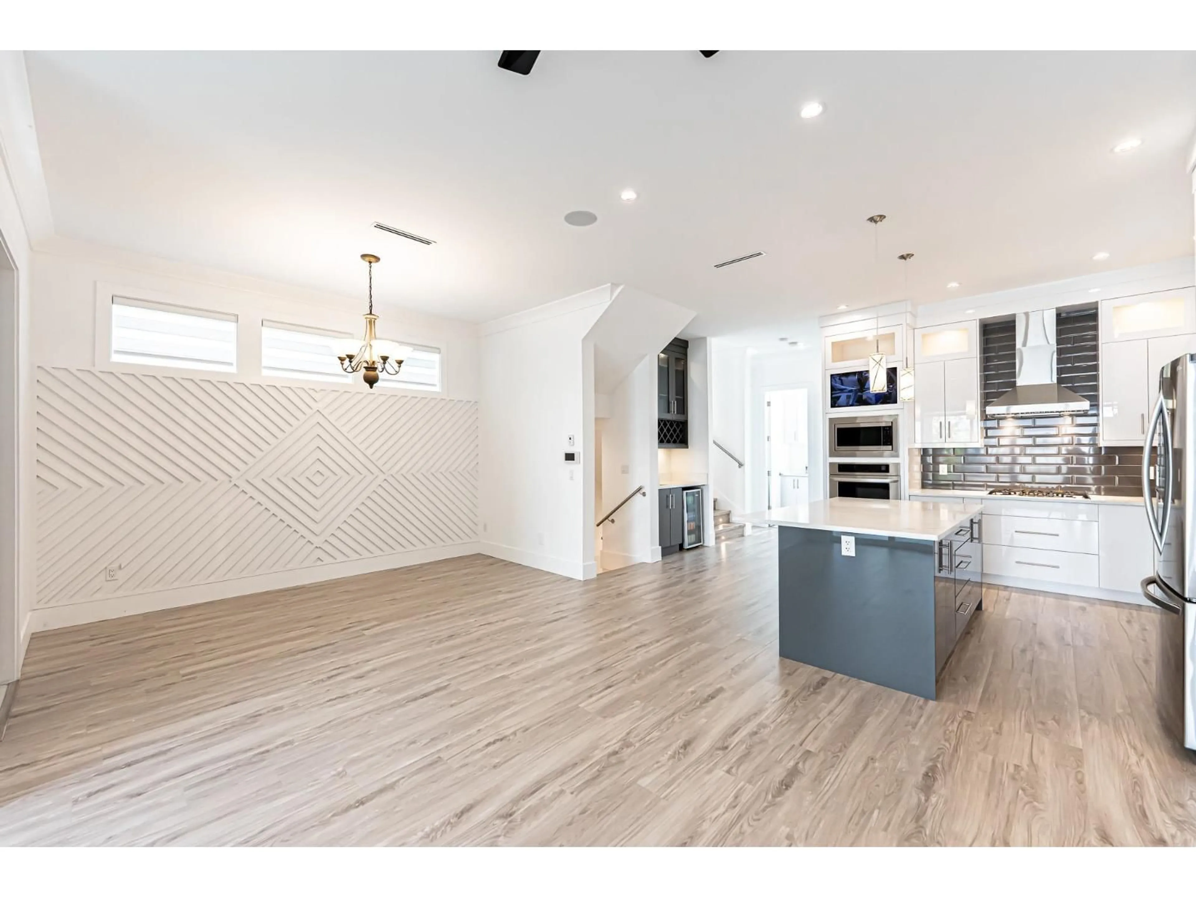 Open concept kitchen, ceramic/tile floor for 16737 16TH AVENUE, Surrey British Columbia V3Z0T3
