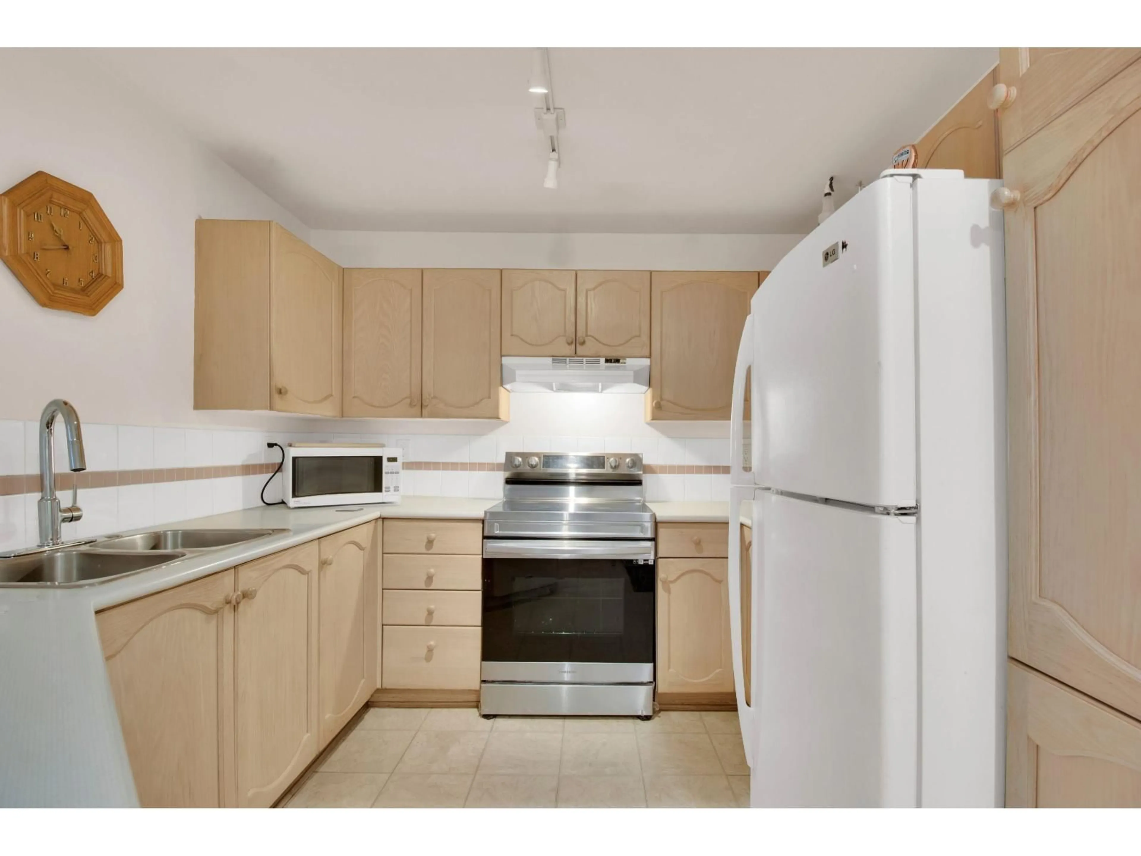 Standard kitchen, unknown for 110 - 10756 138 STREET, Surrey British Columbia V3T4K5