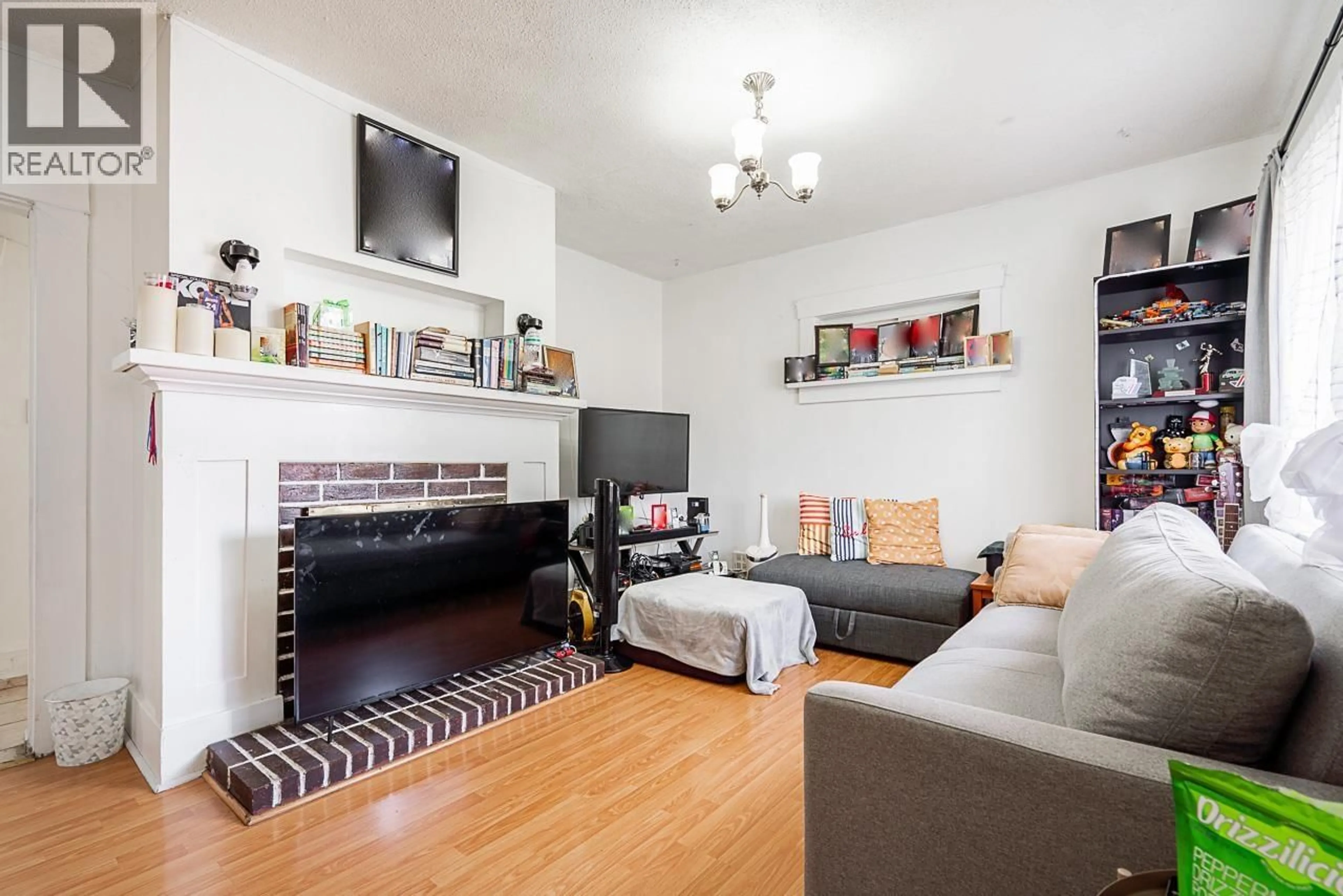Living room with furniture, wood/laminate floor for 486 KING EDWARD AVENUE, Vancouver British Columbia V5V2C8