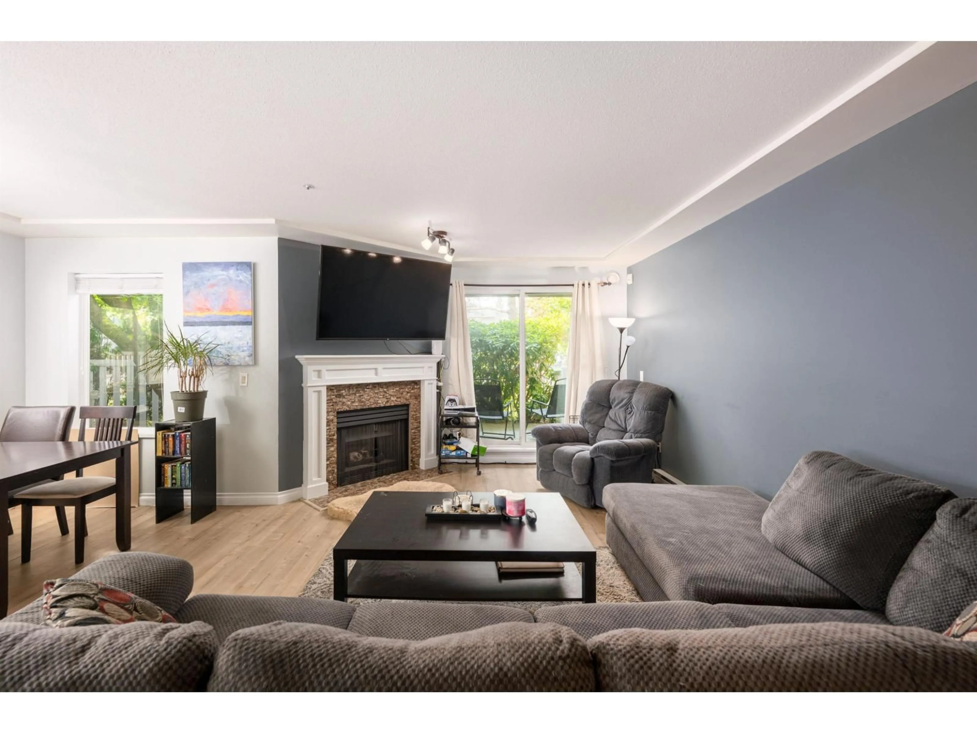 Living room with furniture, wood/laminate floor for 102 - 20433 53 AVENUE, Langley British Columbia V3A7A6