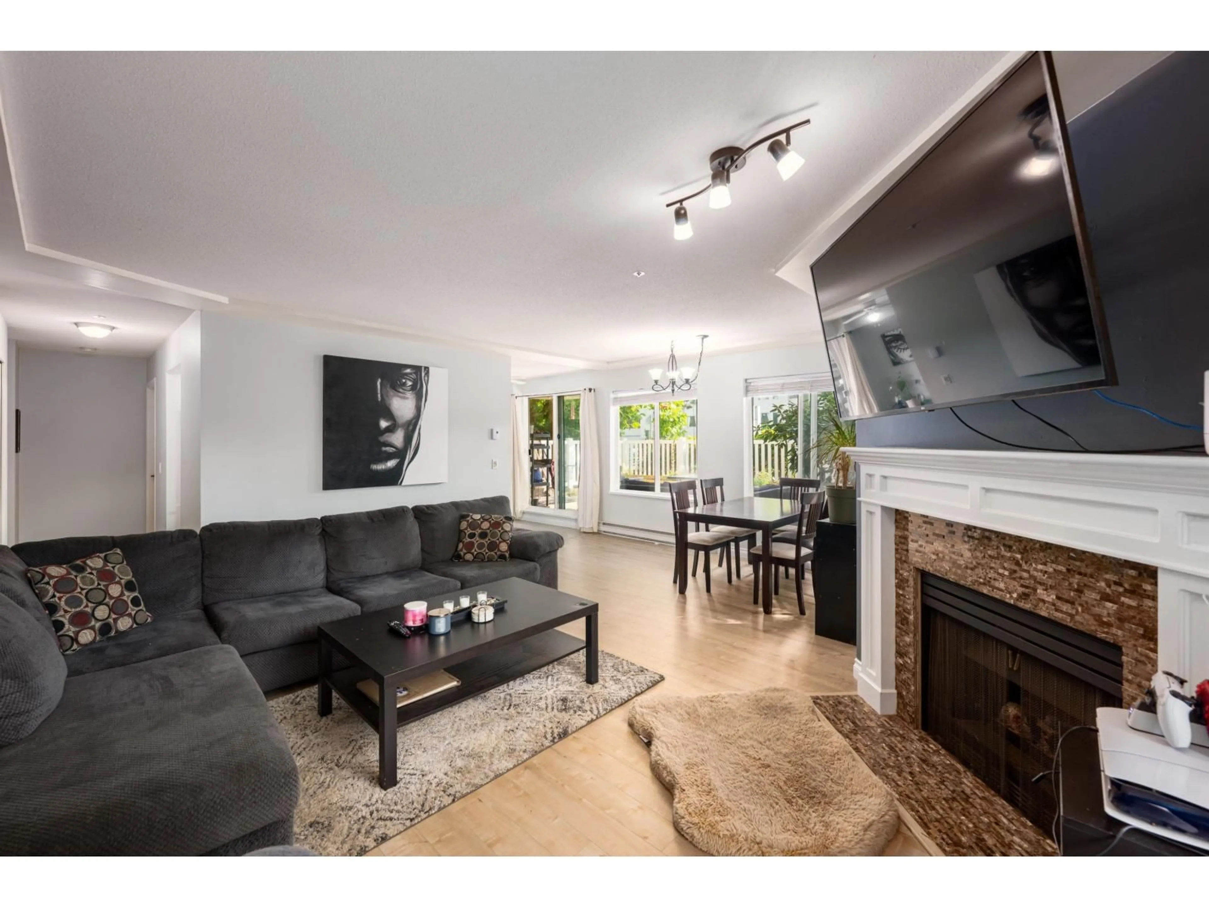 Living room with furniture, unknown for 102 - 20433 53 AVENUE, Langley British Columbia V3A7A6