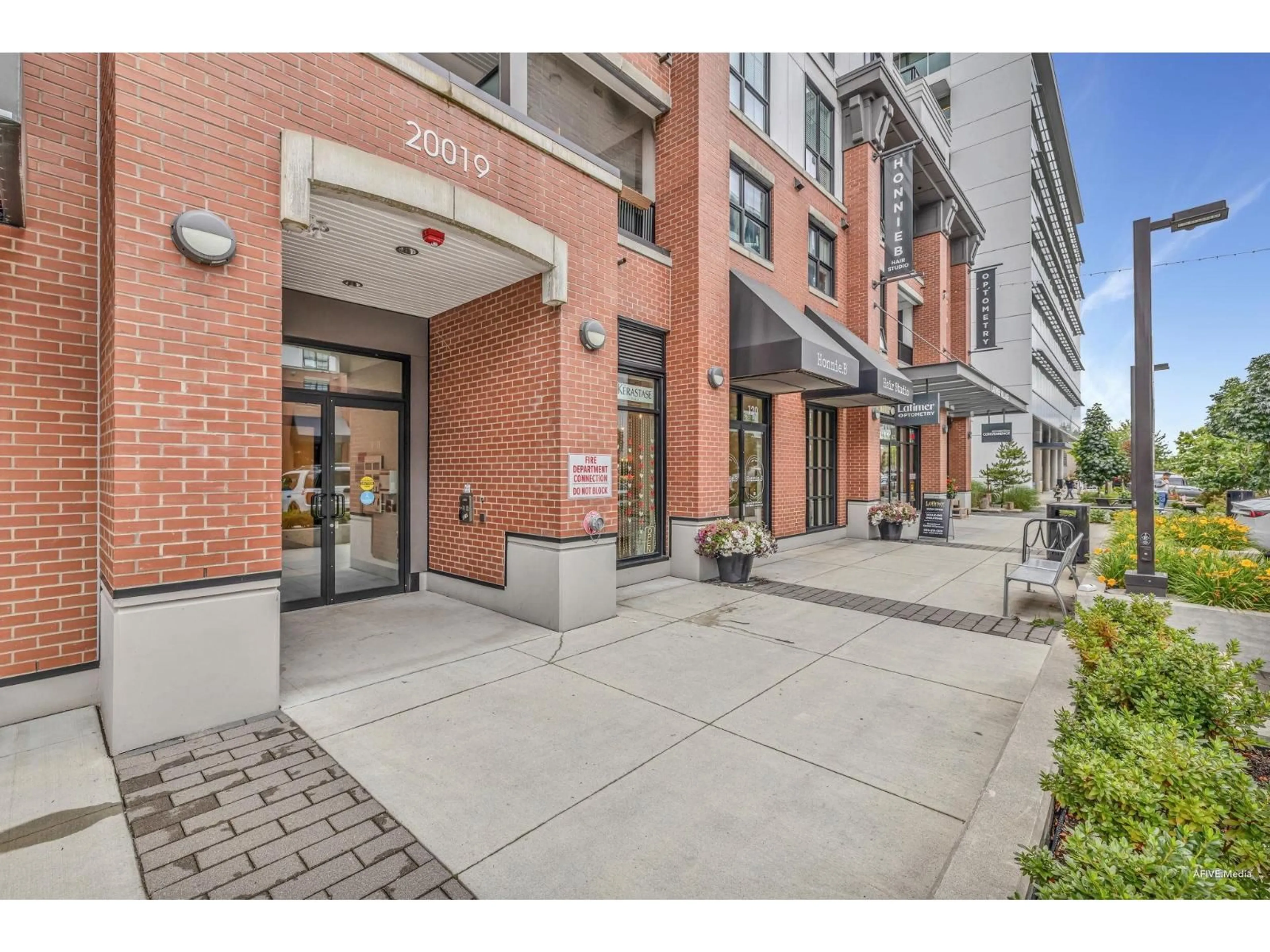 Indoor foyer for 605 - 20019 83A AVENUE, Surrey British Columbia V2Y5K6