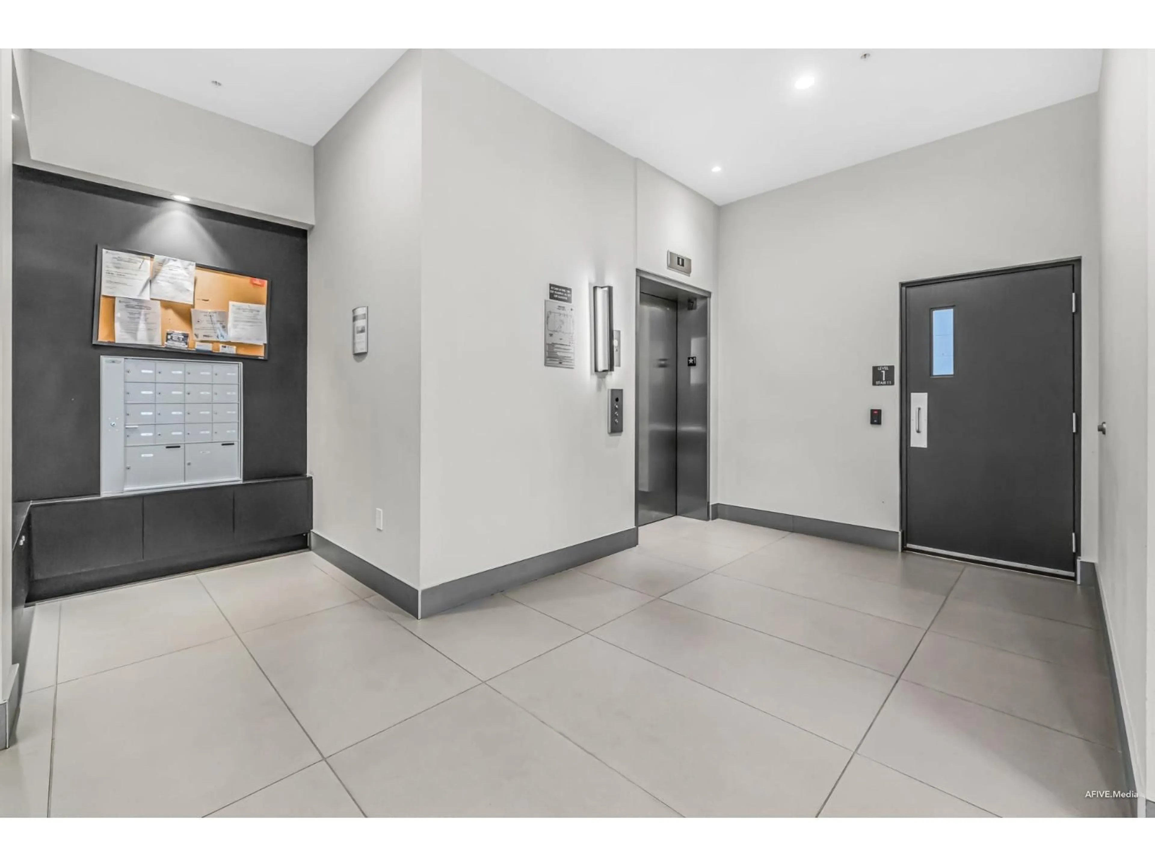 Indoor foyer for 605 - 20019 83A AVENUE, Surrey British Columbia V2Y5K6