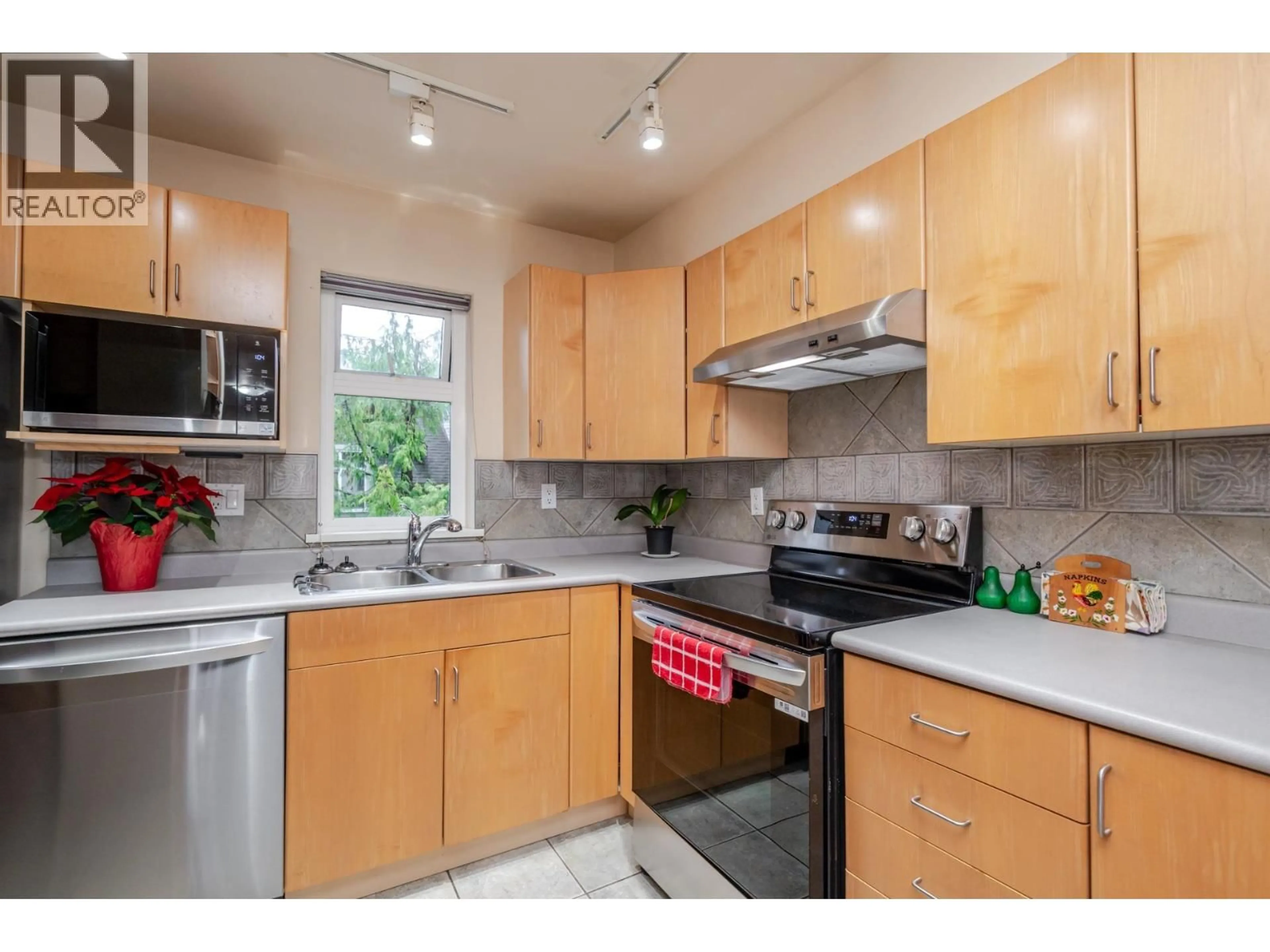 Standard kitchen, unknown for 304 - 4272 ALBERT STREET, Burnaby British Columbia V5C2E8