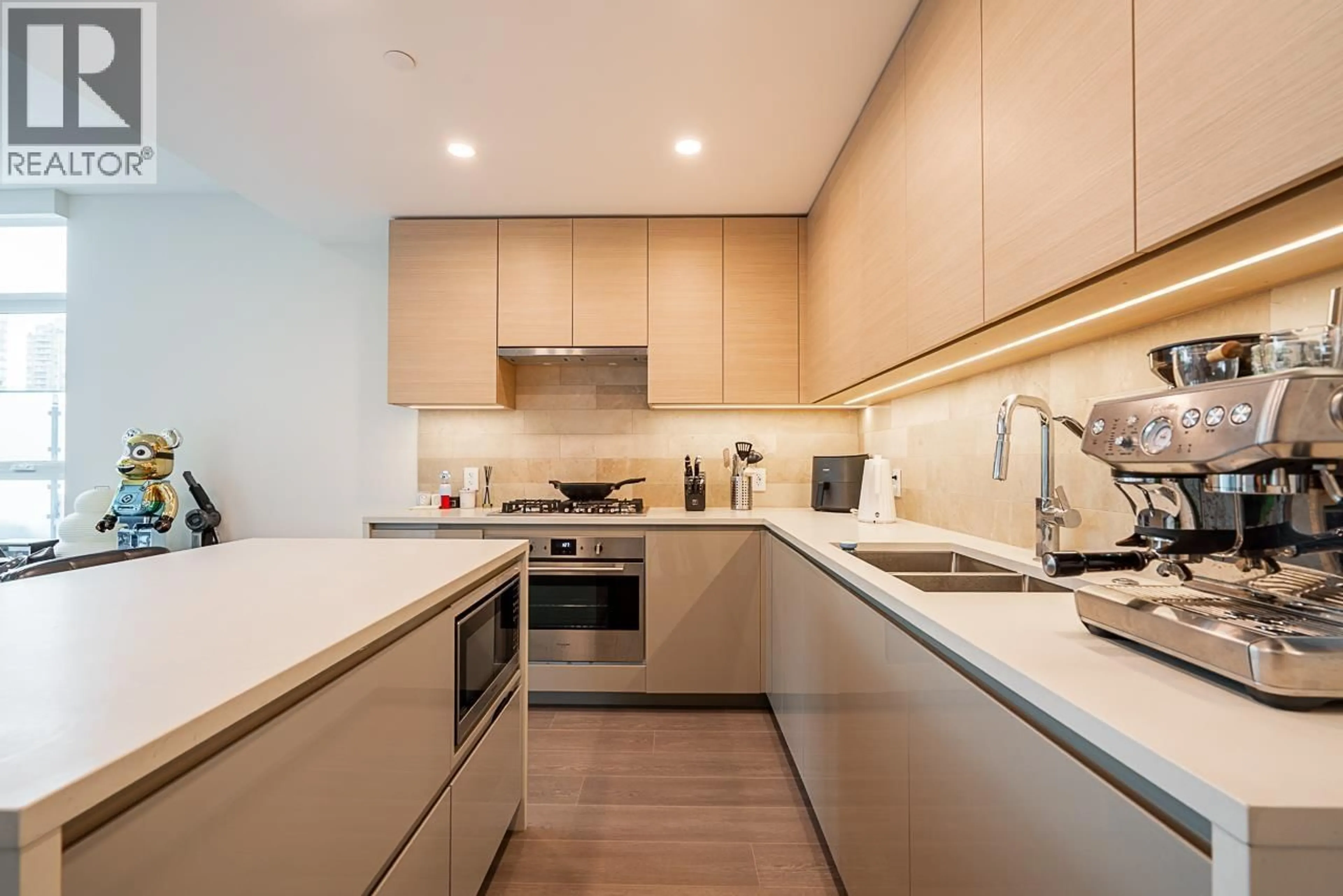 Standard kitchen, unknown for 610 - 2108 GILMORE AVENUE, Burnaby British Columbia V5C0N8