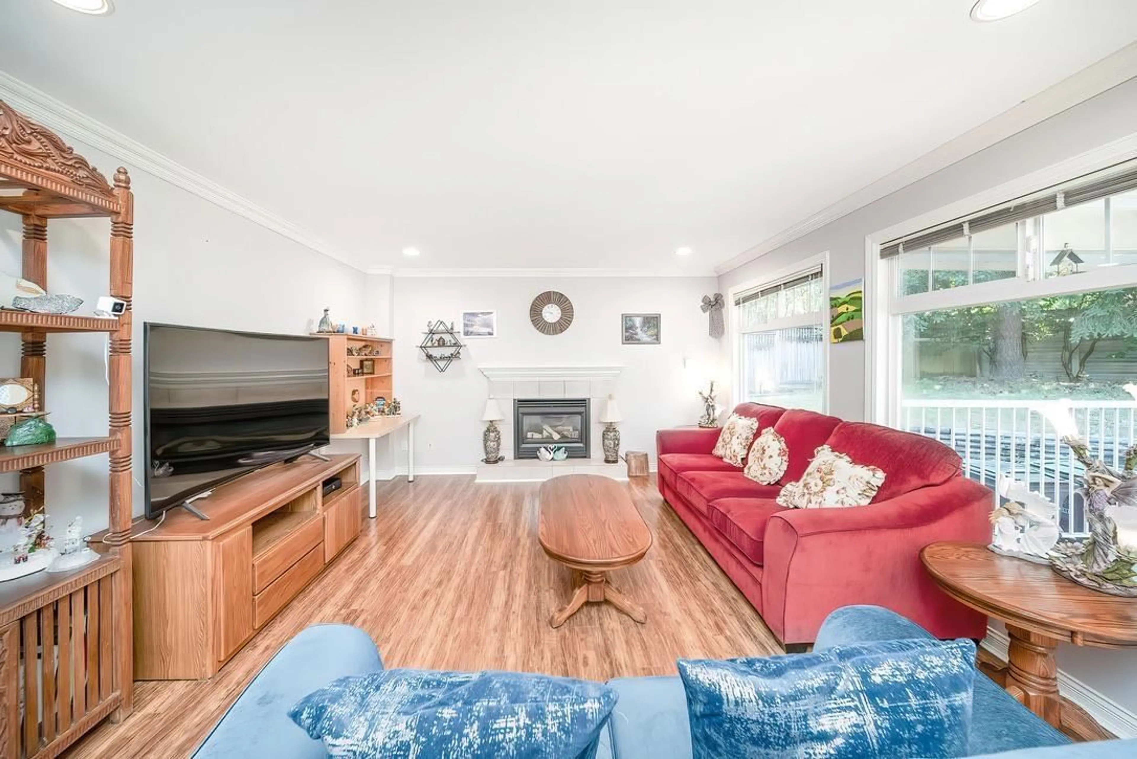 Living room with furniture, wood/laminate floor for 14766 31 AVENUE, Surrey British Columbia V4P3E7