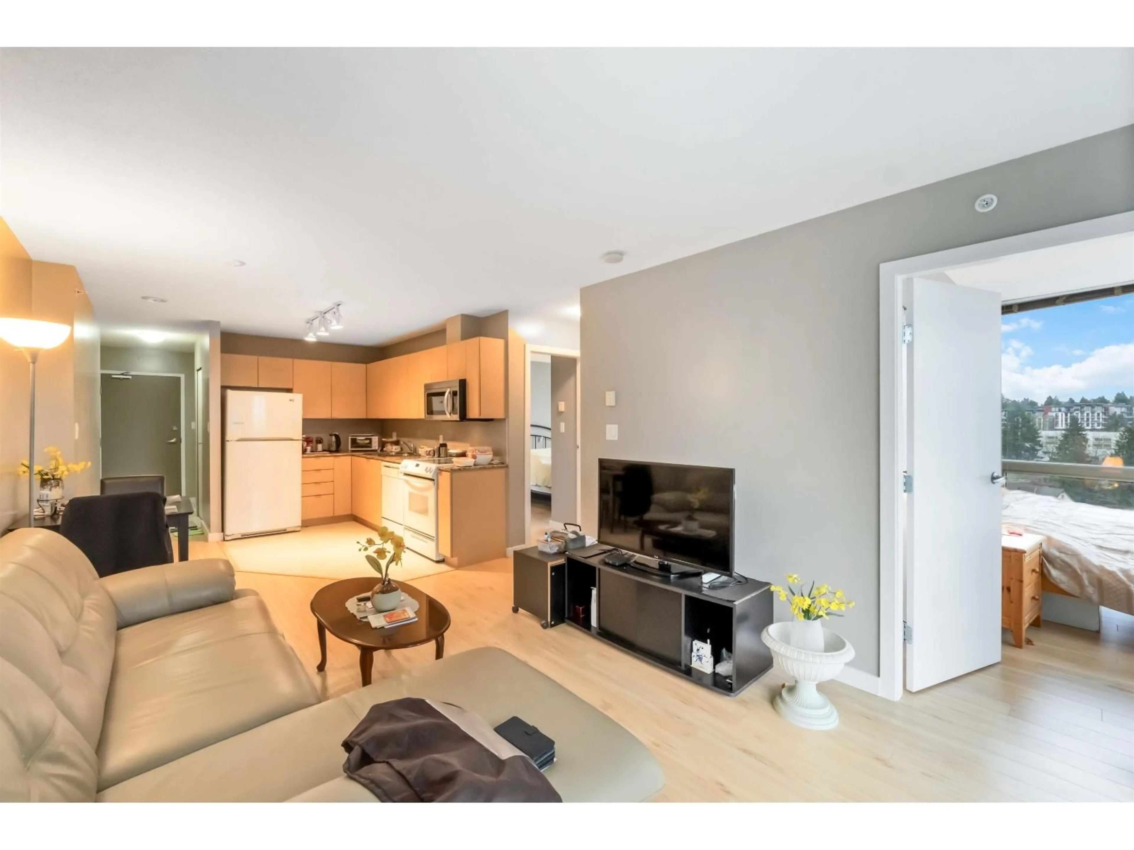 Open concept kitchen, unknown for 807 - 13618 100 AVENUE, Surrey British Columbia V3T0A8