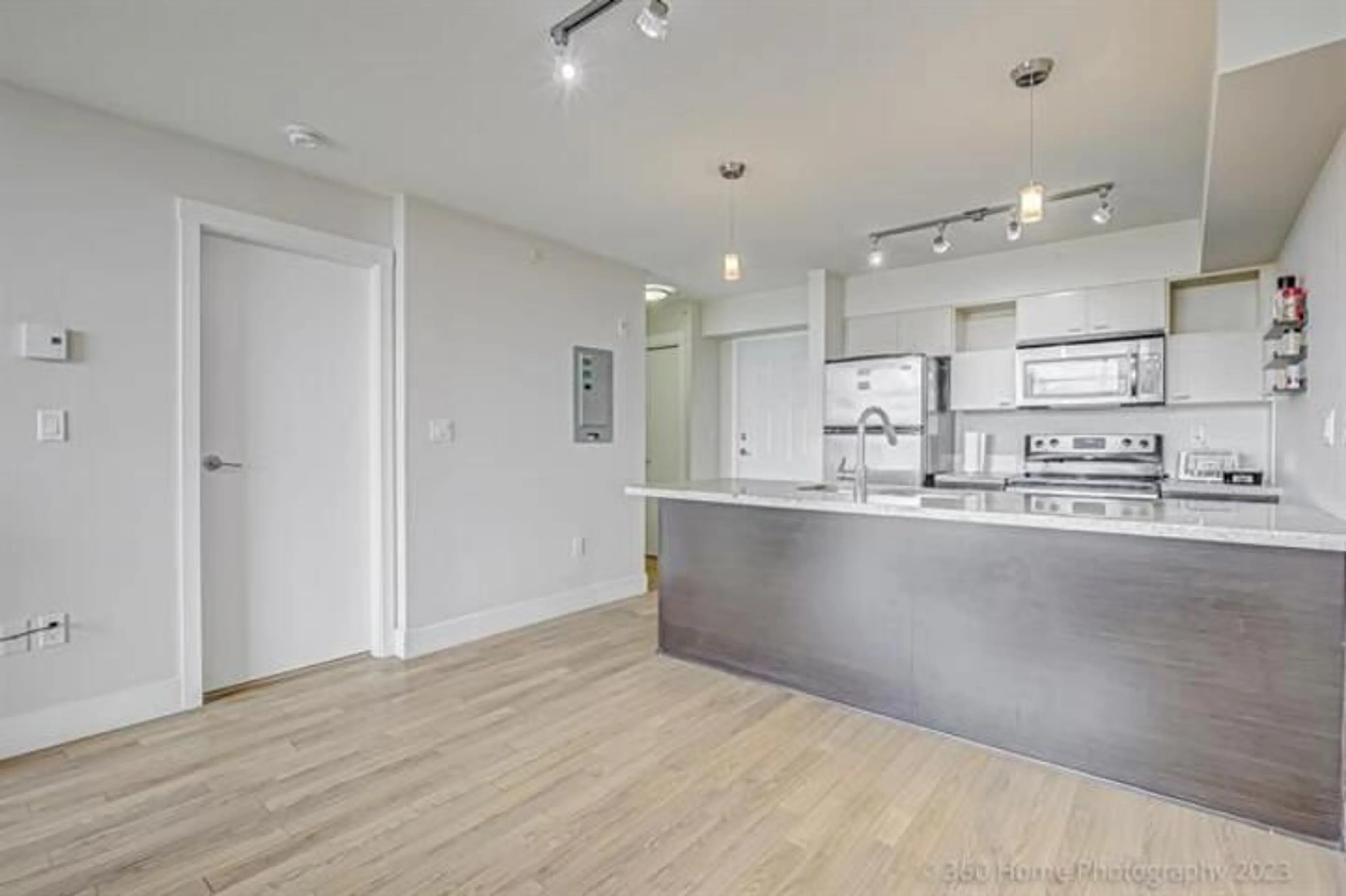 Open concept kitchen, unknown for 403 - 7445 120 STREET, Delta British Columbia V4C0B3
