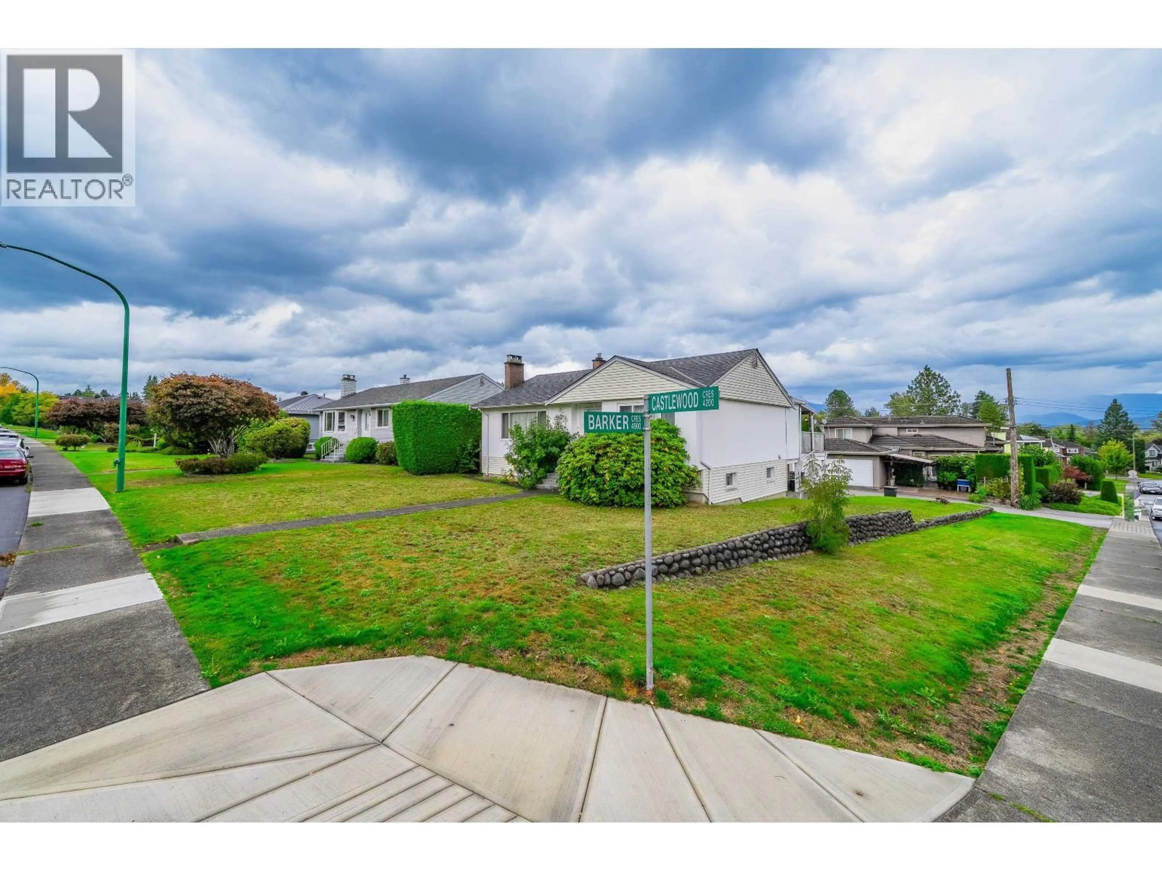 A pic from outside/outdoor area/front of a property/back of a property/a pic from drone, street for 4277 CASTLEWOOD CRESCENT, Burnaby British Columbia V5G2M1