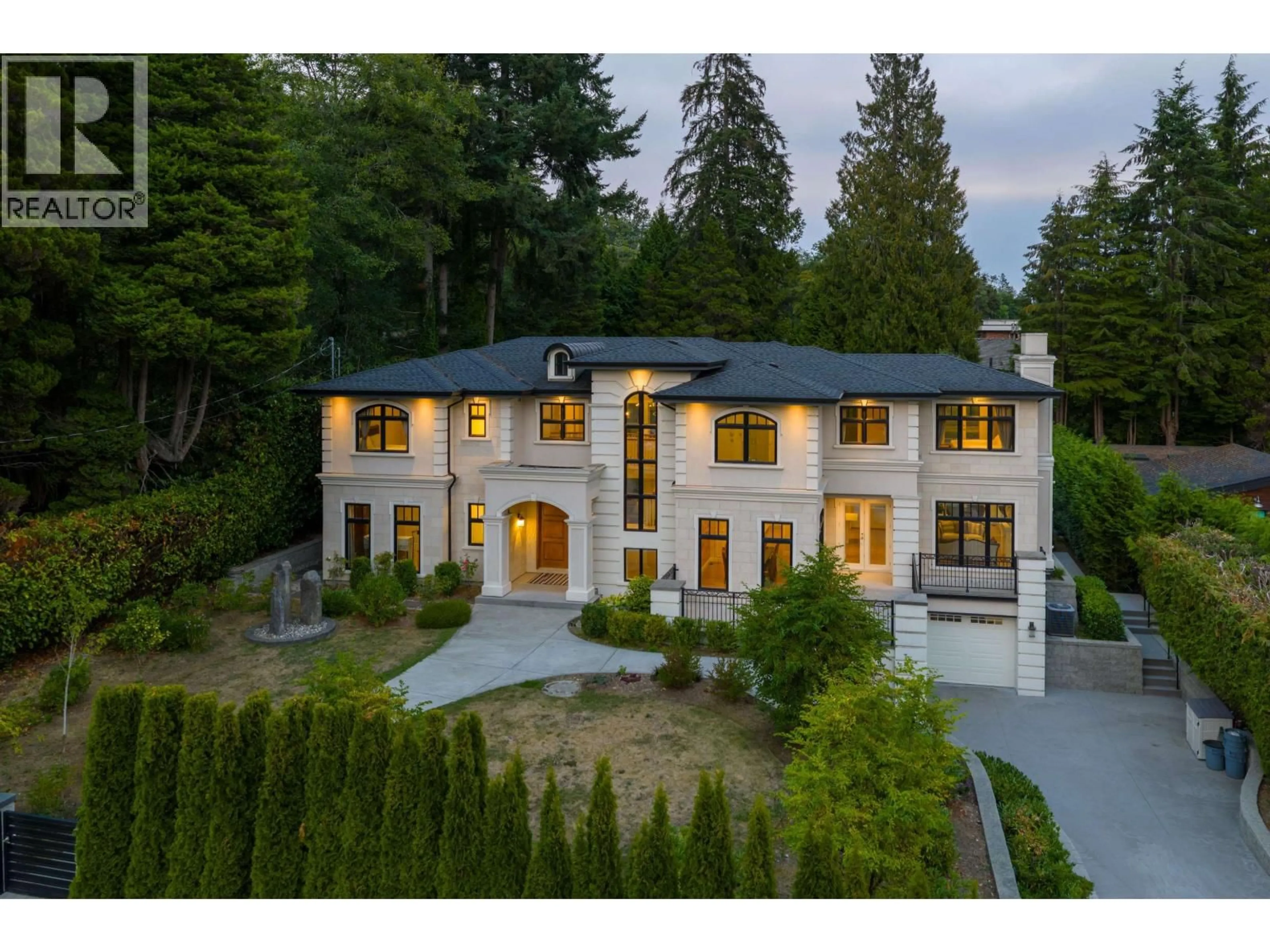 A pic from outside/outdoor area/front of a property/back of a property/a pic from drone, unknown for 920 3RD STREET, West Vancouver British Columbia V7T2J3