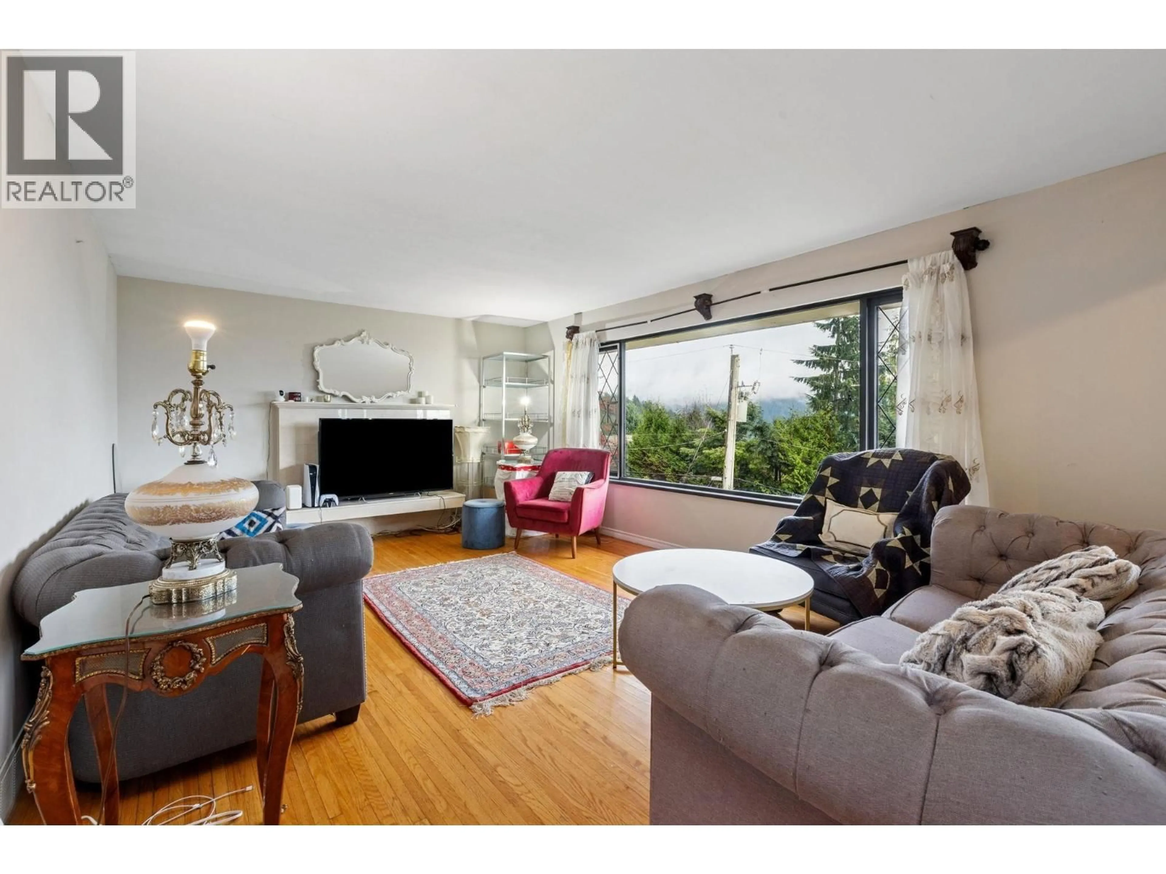 Living room with furniture, wood/laminate floor for 556 BALLANTREE ROAD, West Vancouver British Columbia V7S1W3
