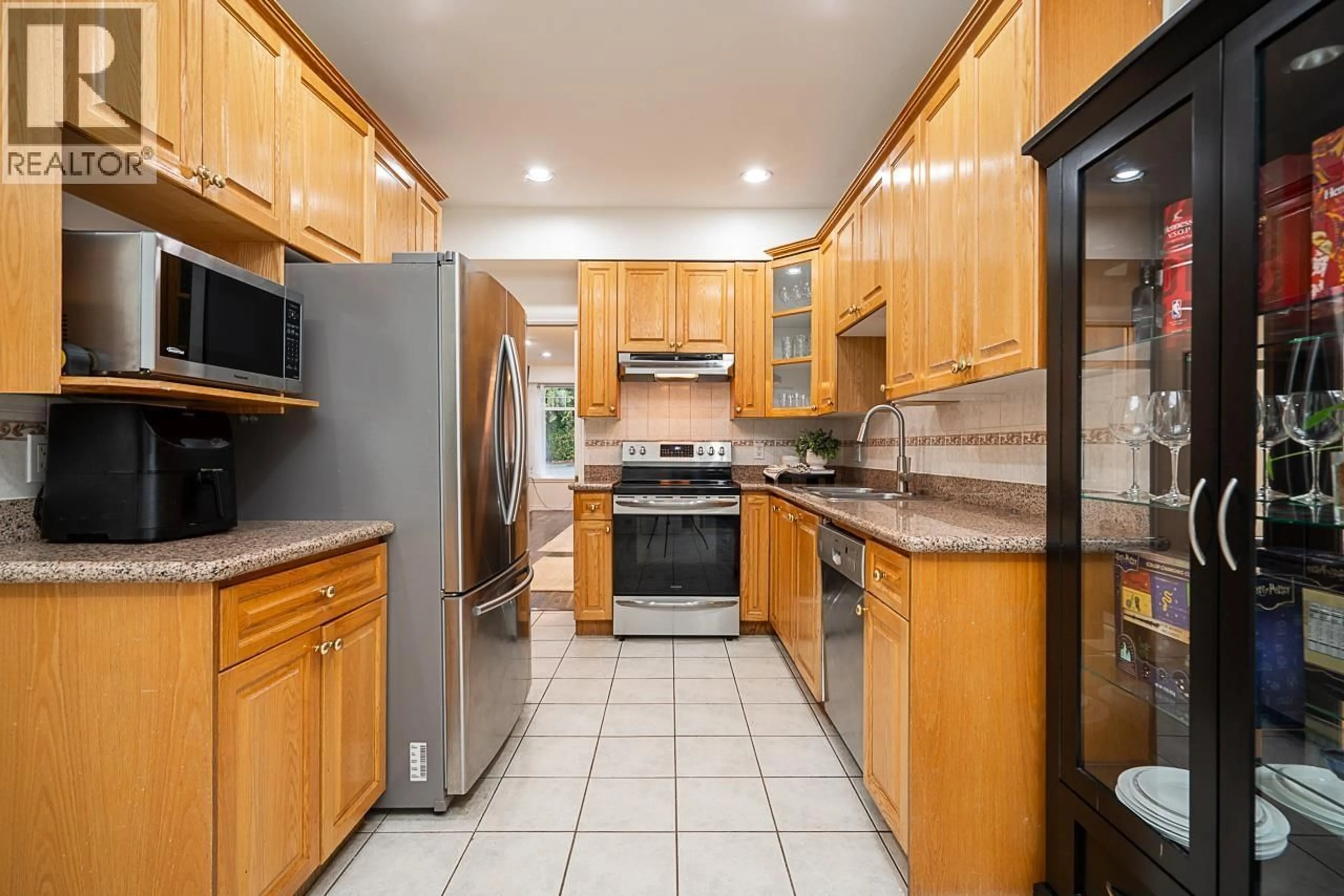 Standard kitchen, ceramic/tile floor for 7408 18TH AVENUE, Burnaby British Columbia V3N1H5