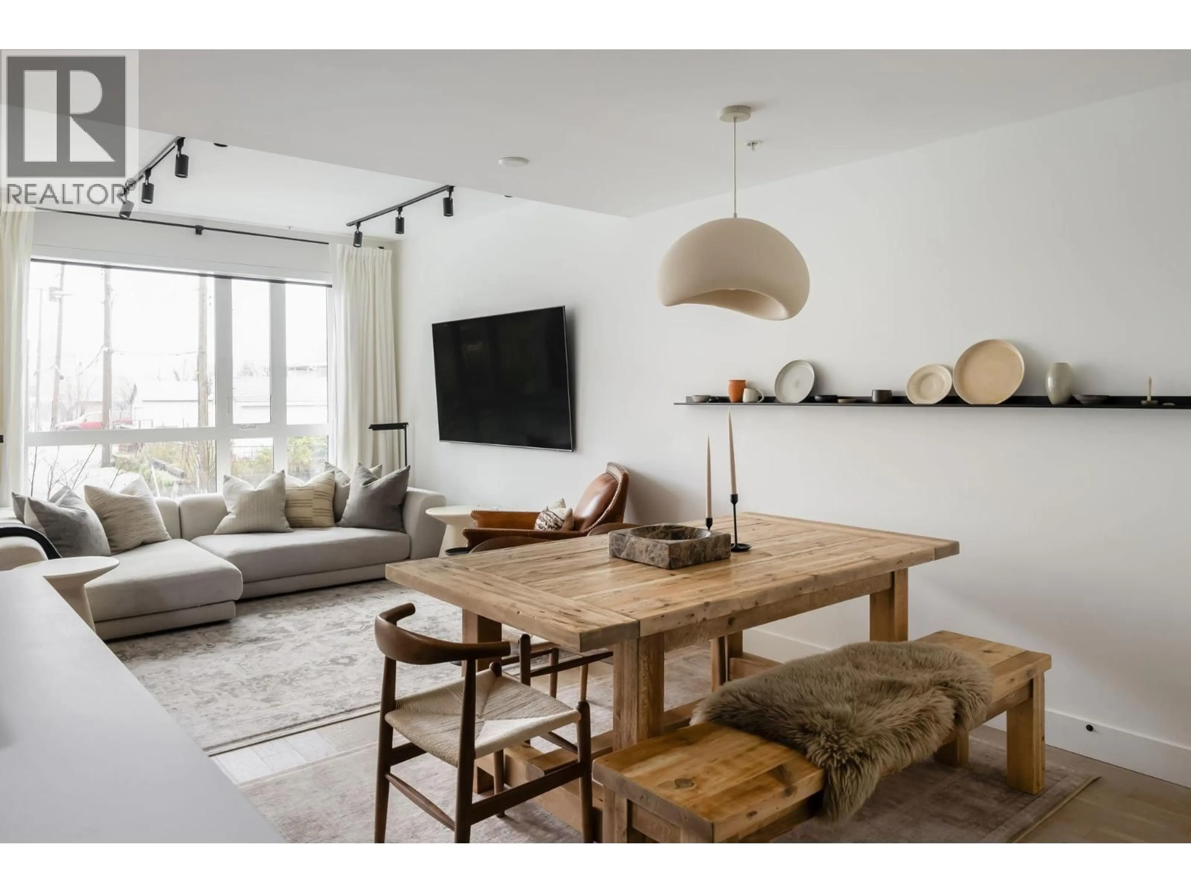 Living room with furniture, wood/laminate floor for 3914 DUMFRIES STREET, Vancouver British Columbia V5N0J1