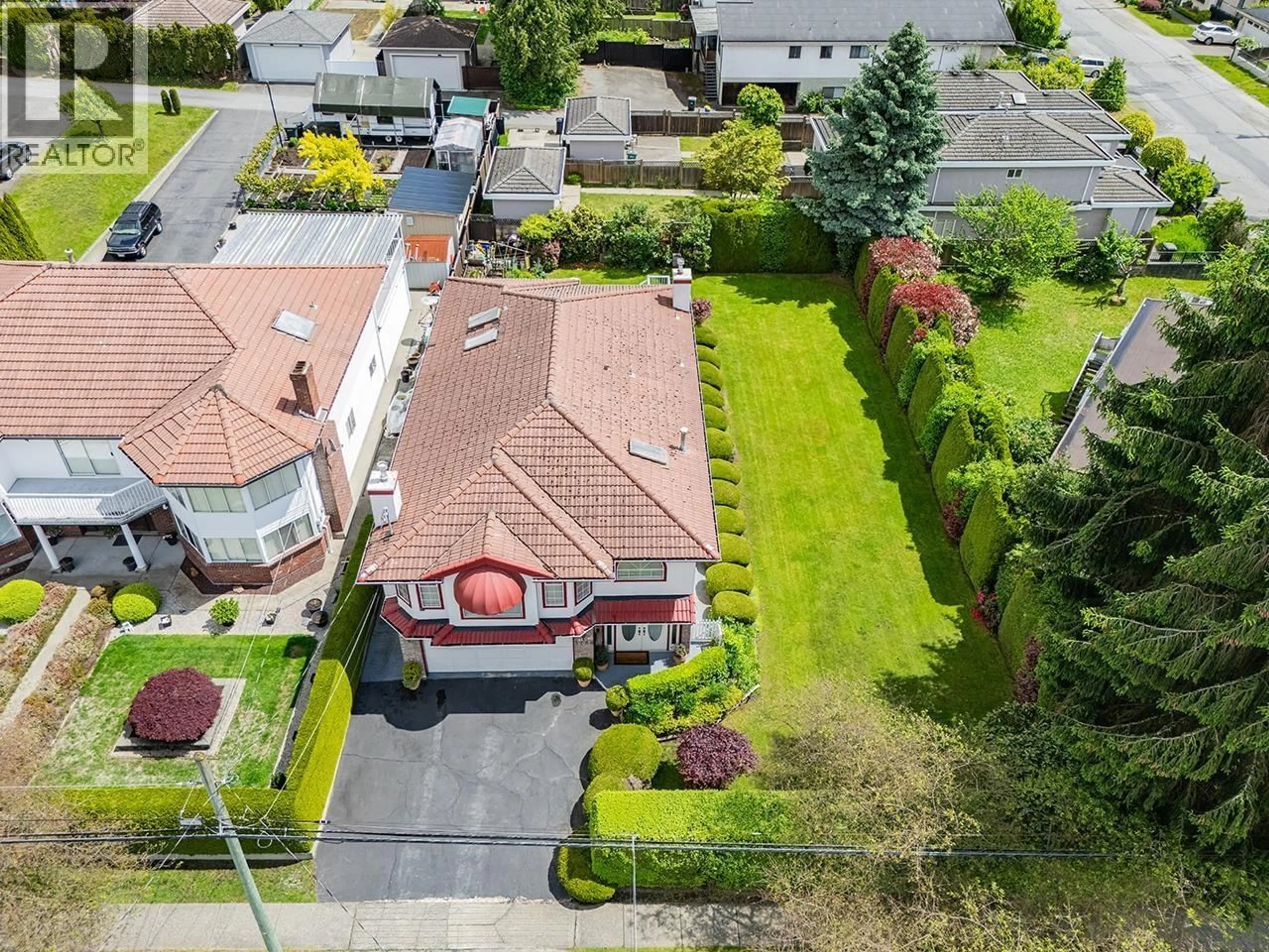 A pic from outside/outdoor area/front of a property/back of a property/a pic from drone, street for 7168 SUSSEX AVENUE, Burnaby British Columbia V5J3V3