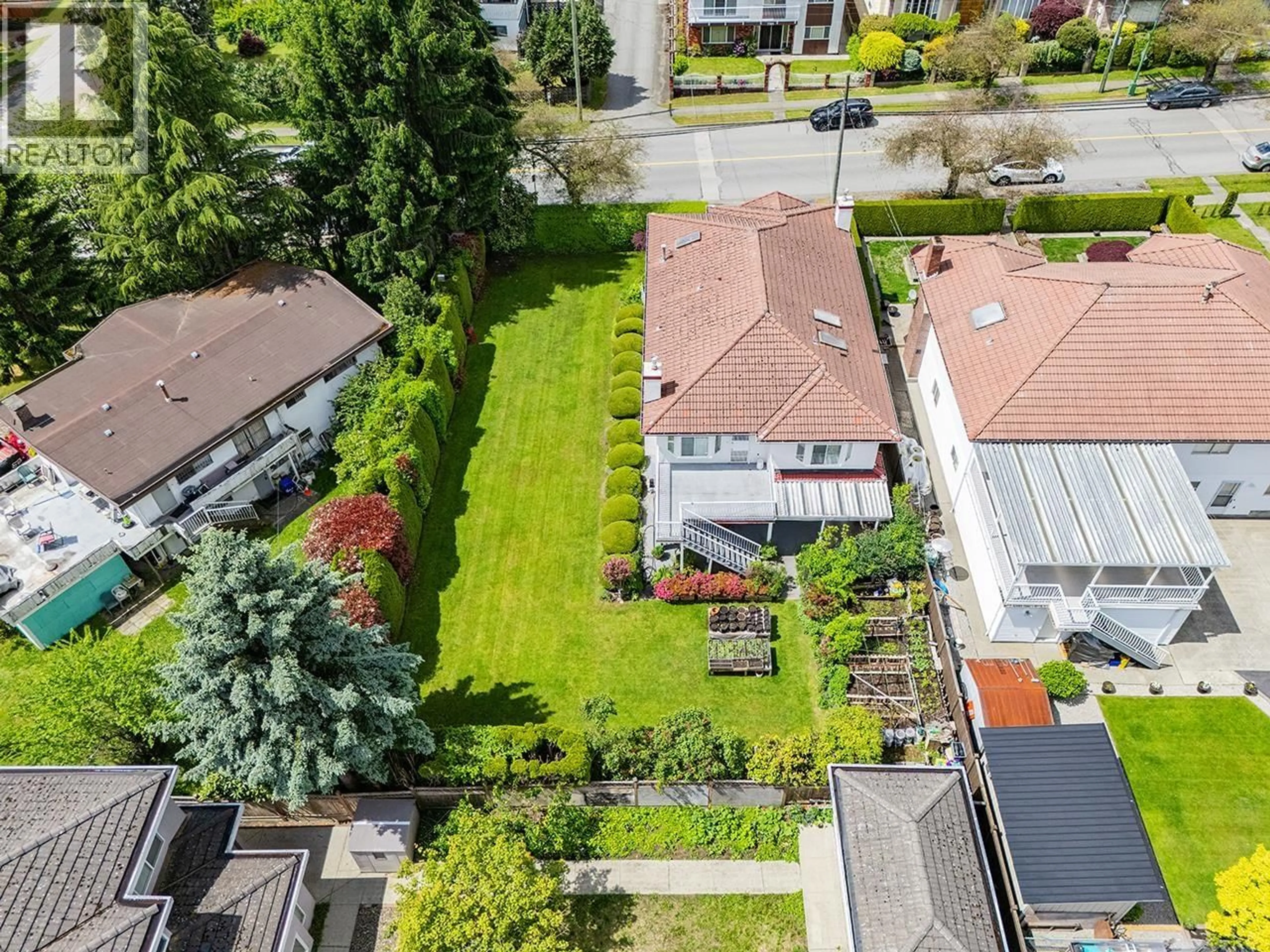 A pic from outside/outdoor area/front of a property/back of a property/a pic from drone, street for 7168 SUSSEX AVENUE, Burnaby British Columbia V5J3V3