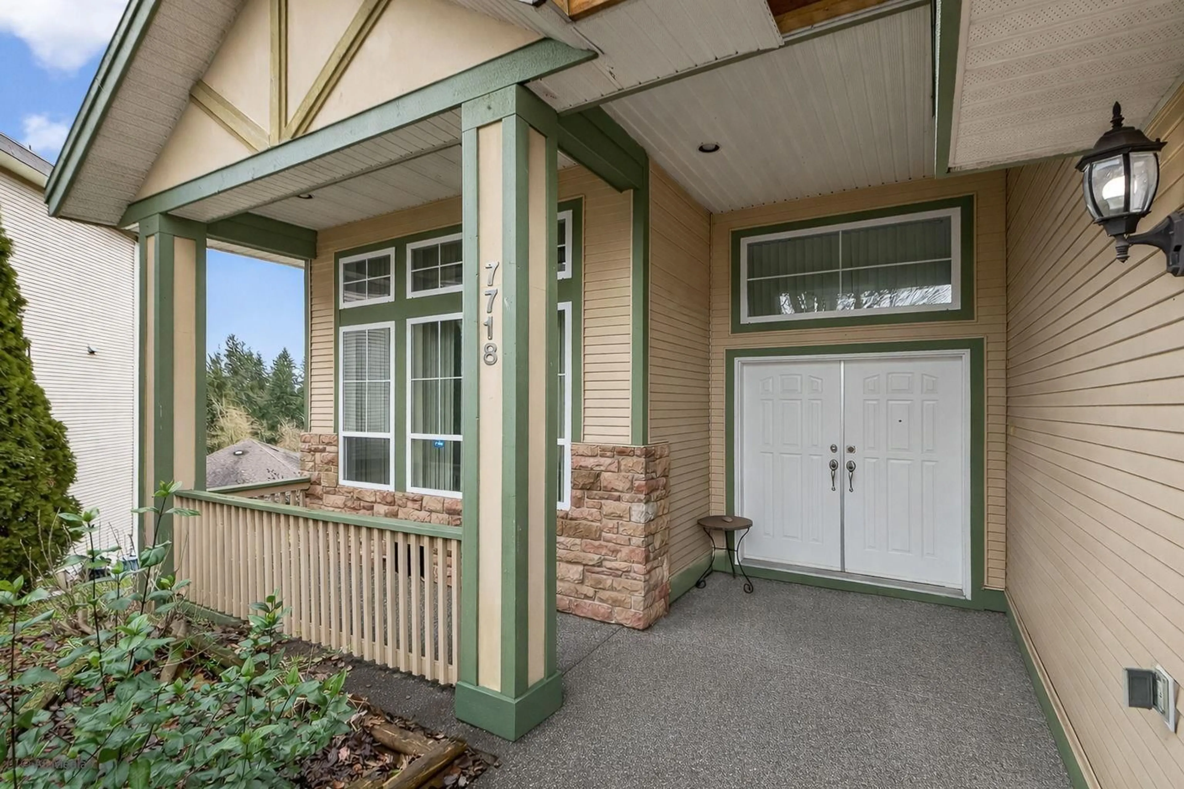 Indoor entryway for 7718 145 STREET, Surrey British Columbia V3S9C4