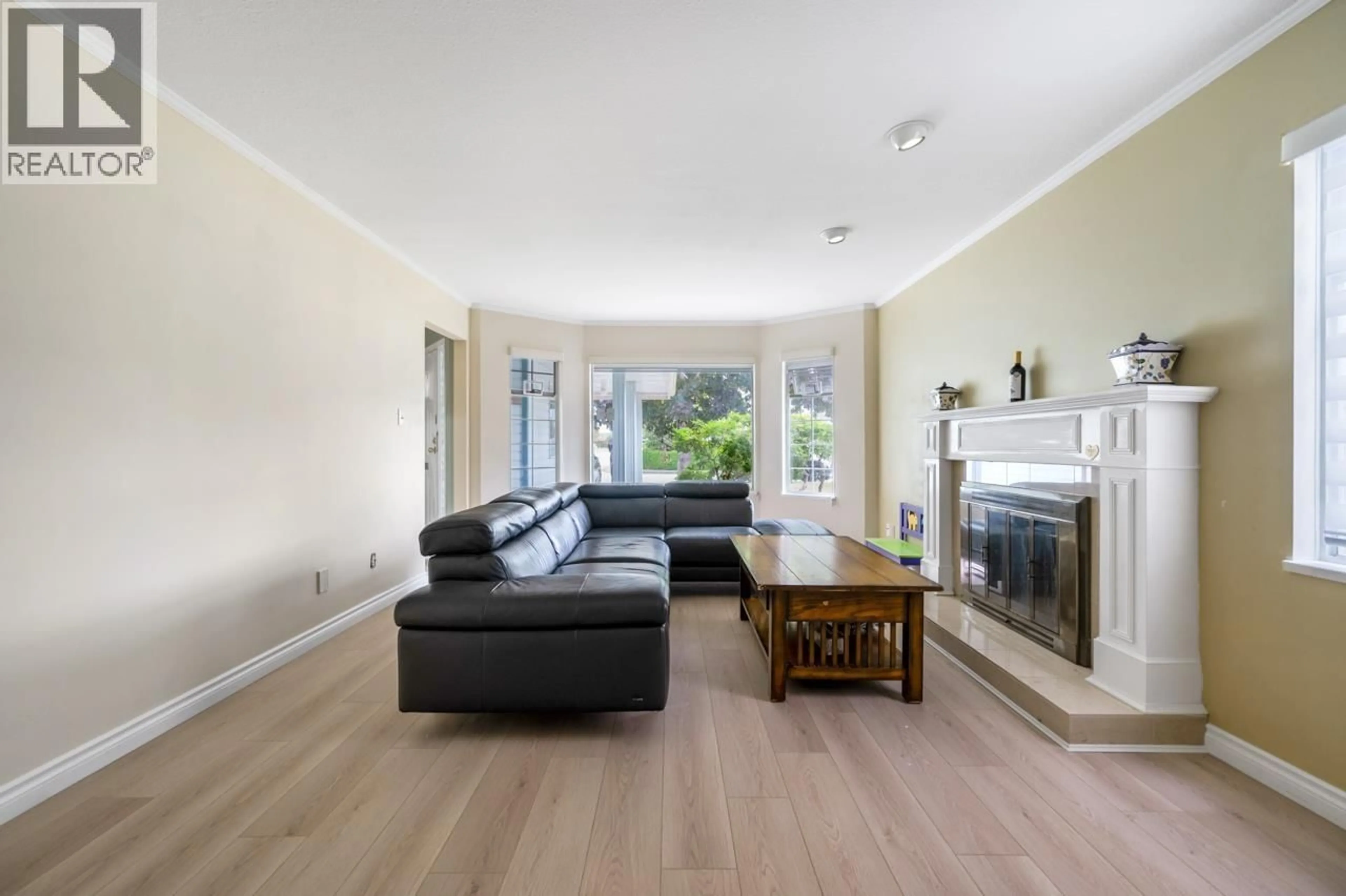 Living room with furniture, wood/laminate floor for 9506 THOMAS DRIVE, Richmond British Columbia V7E5Y3