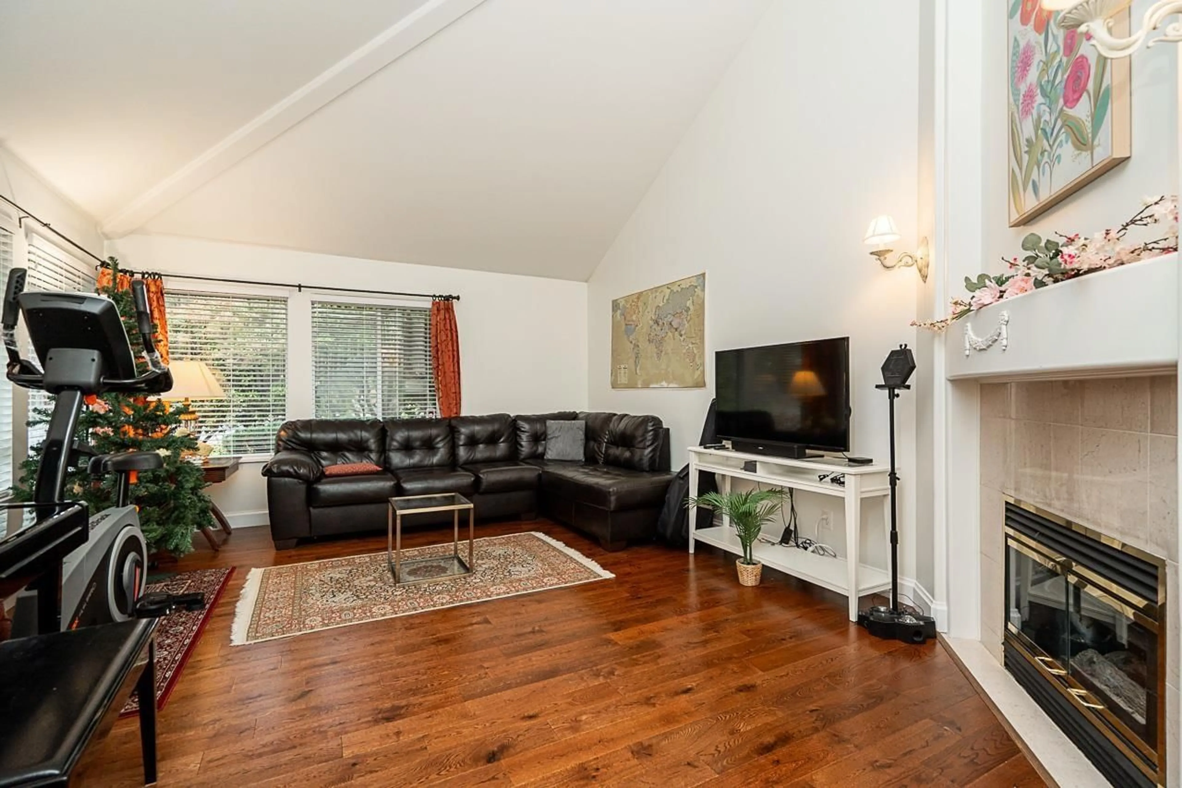 Living room with furniture, wood/laminate floor for 11110 156 STREET, Surrey British Columbia V3R6J8