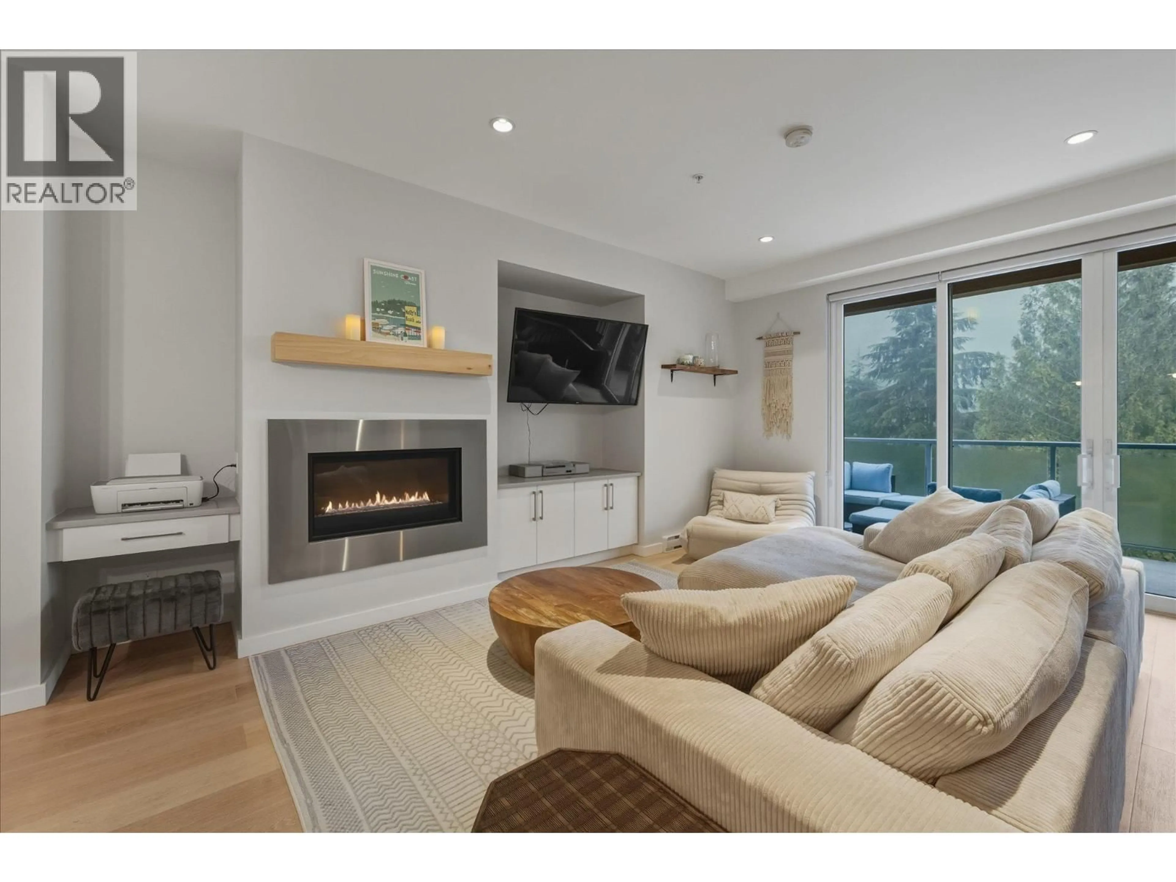 Living room with furniture, wood/laminate floor for 207 - 41328 SKYRIDGE PLACE, Squamish British Columbia V8B1A4